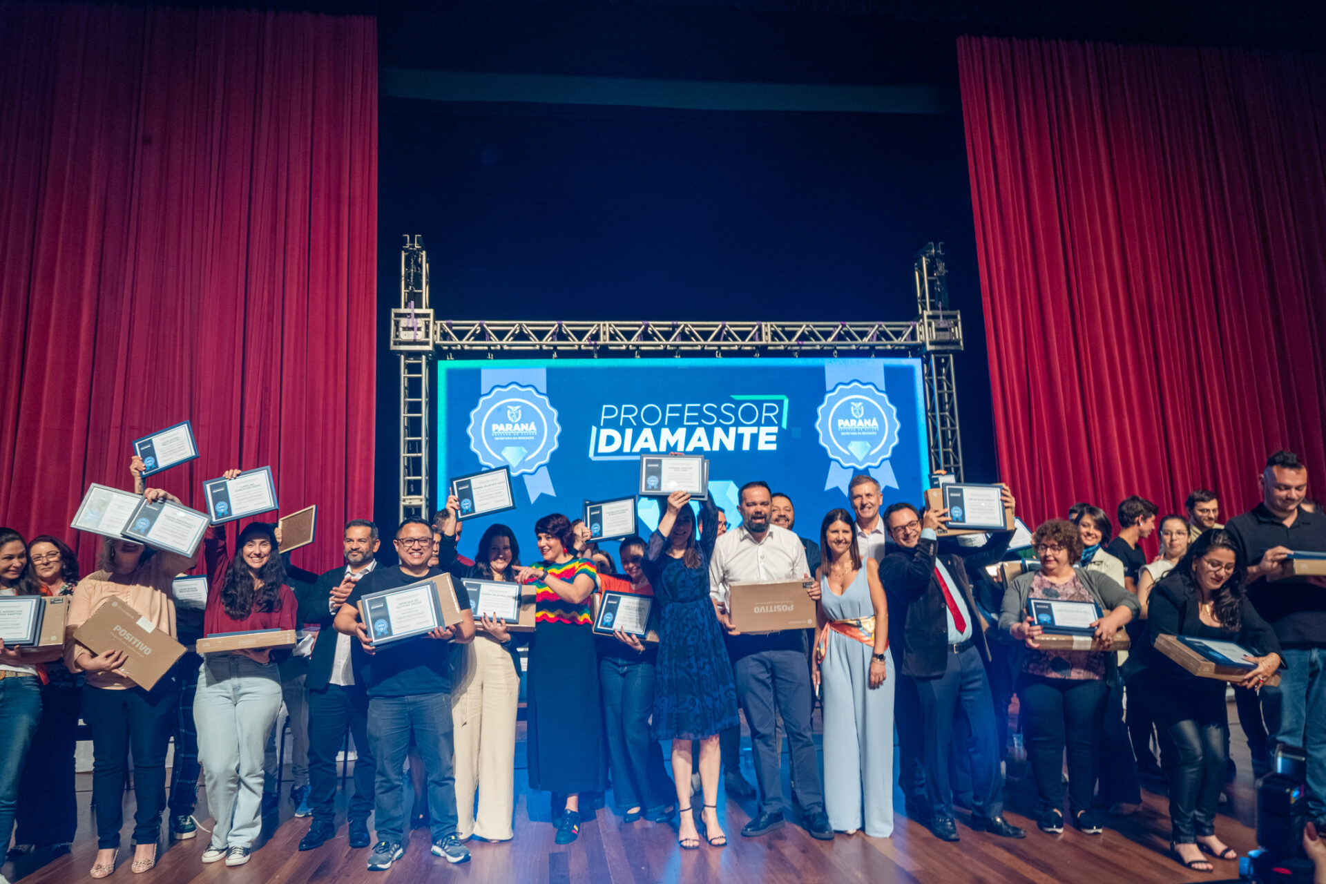 Estado começa a homenagear 5 mil educadores que inspiram alunos nas salas de aula