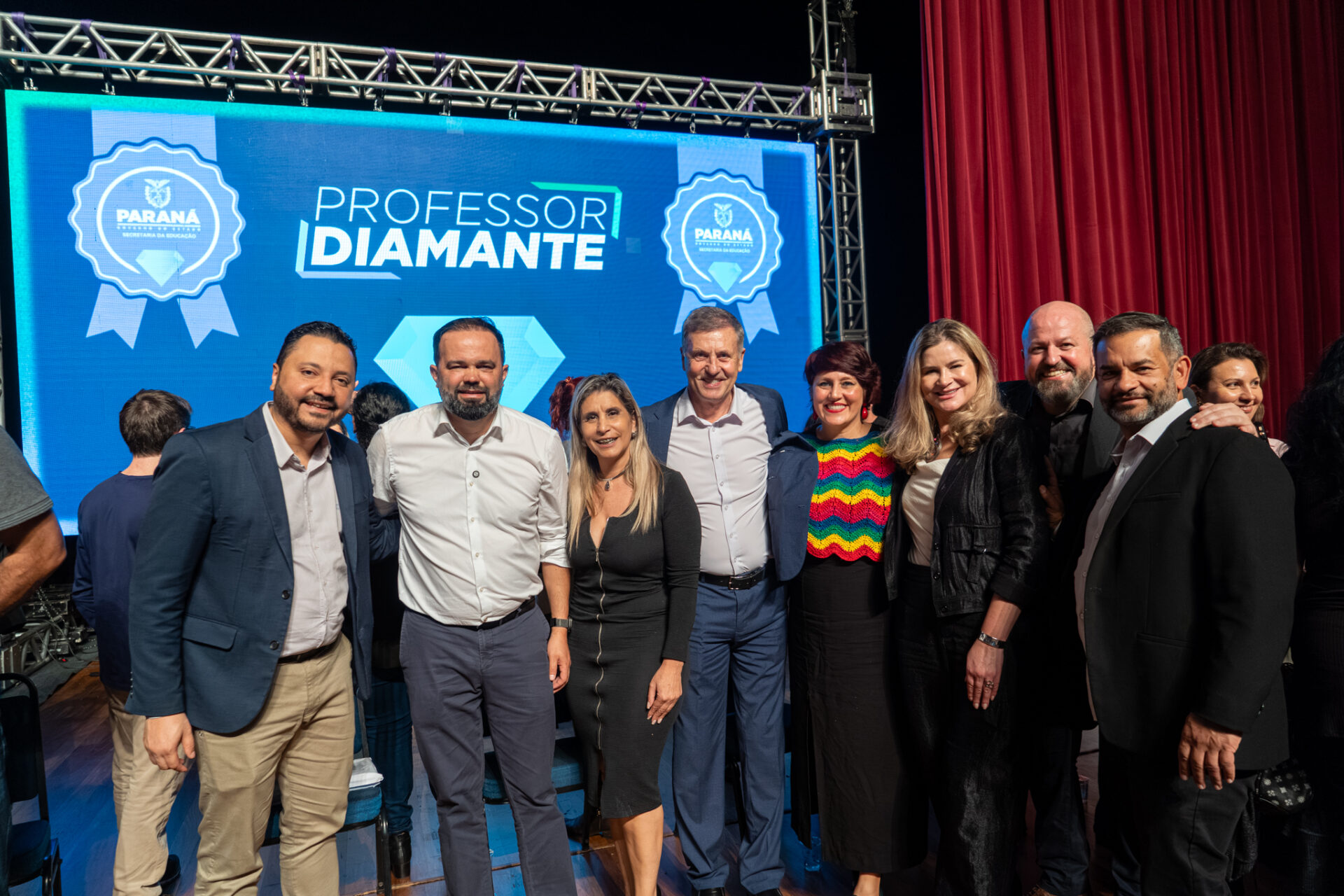 Estado começa a homenagear 5 mil educadores que inspiram alunos nas salas de aula