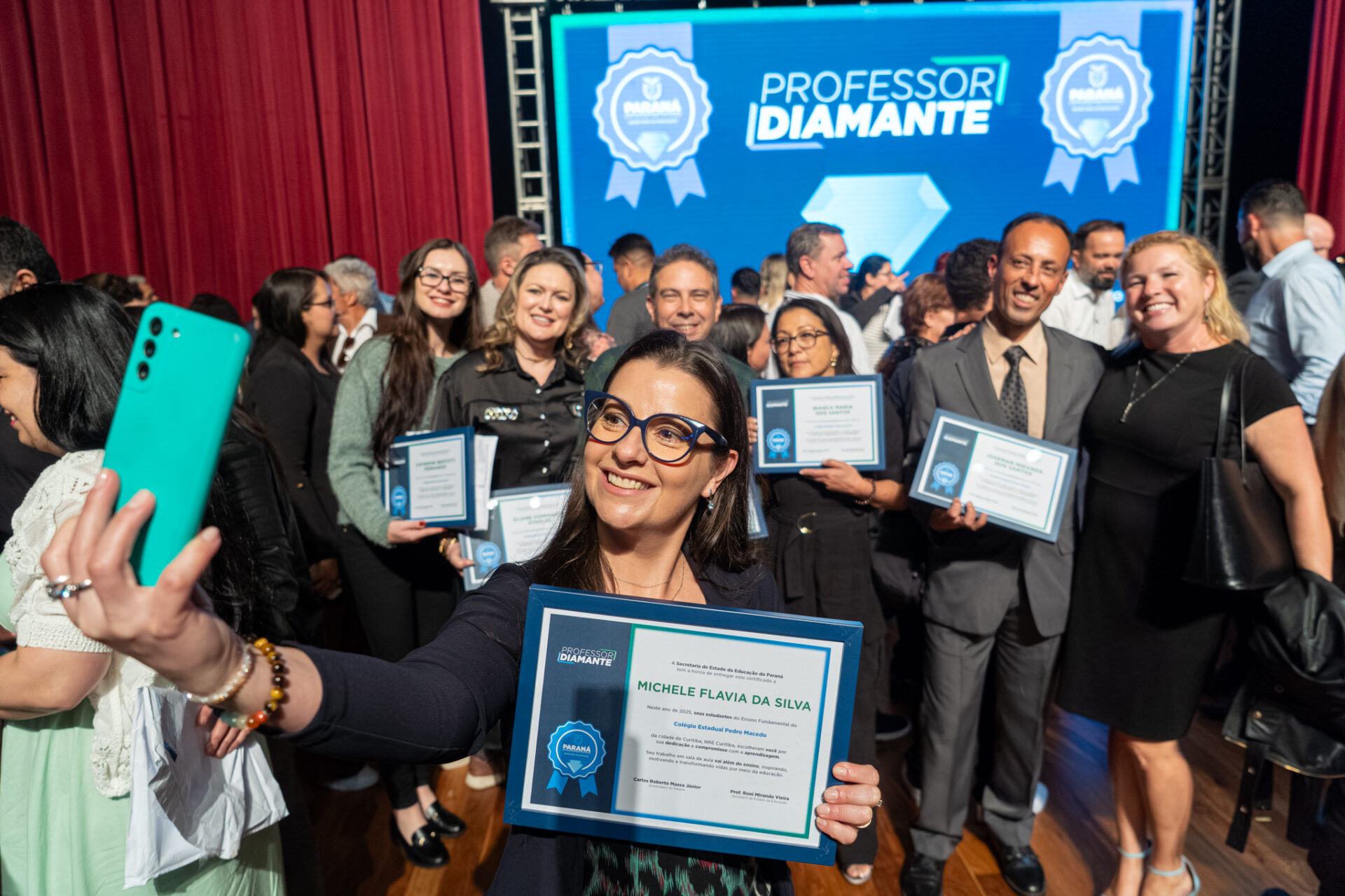Estado começa a homenagear 5 mil educadores que inspiram alunos nas salas de aula