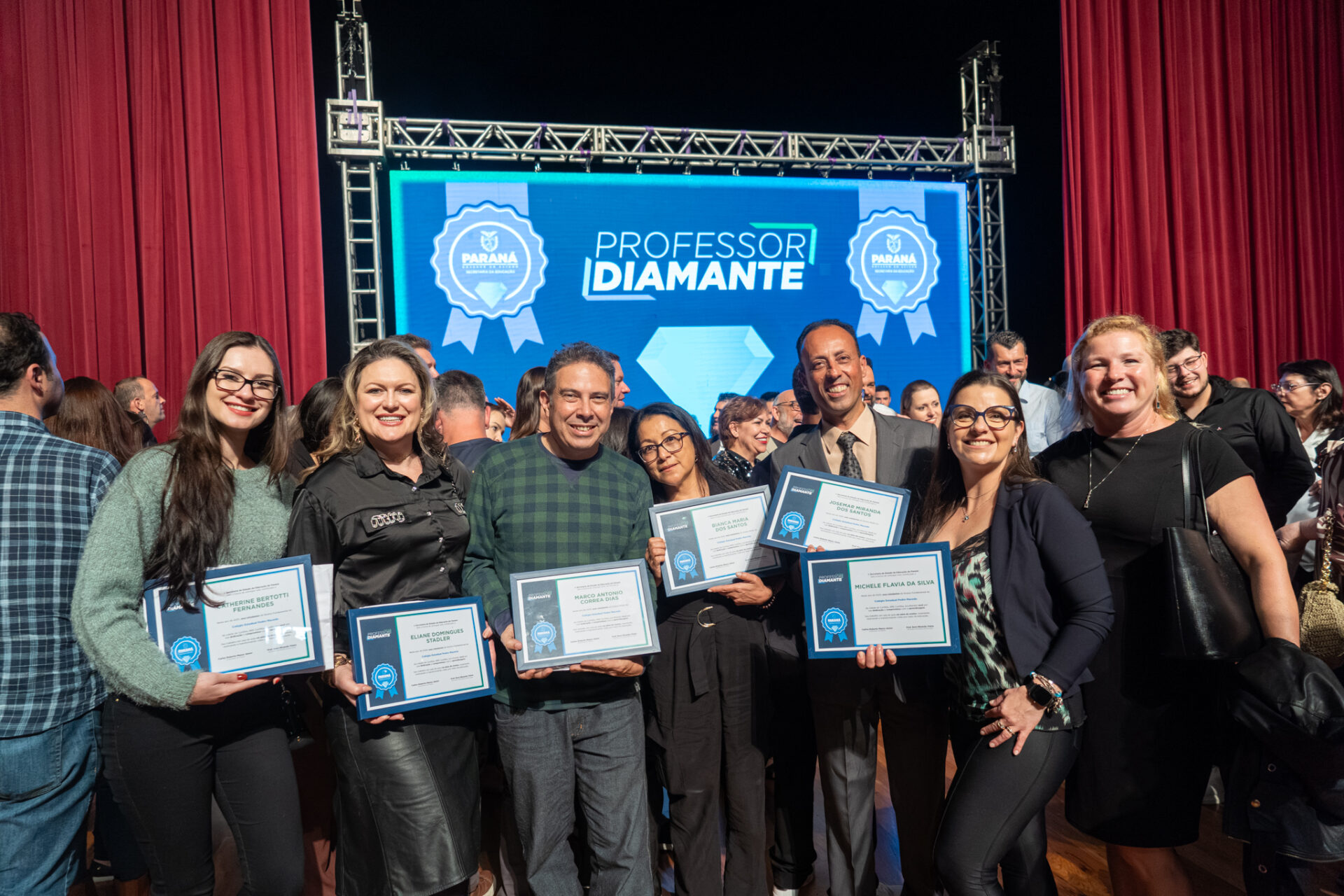 Estado começa a homenagear 5 mil educadores que inspiram alunos nas salas de aula