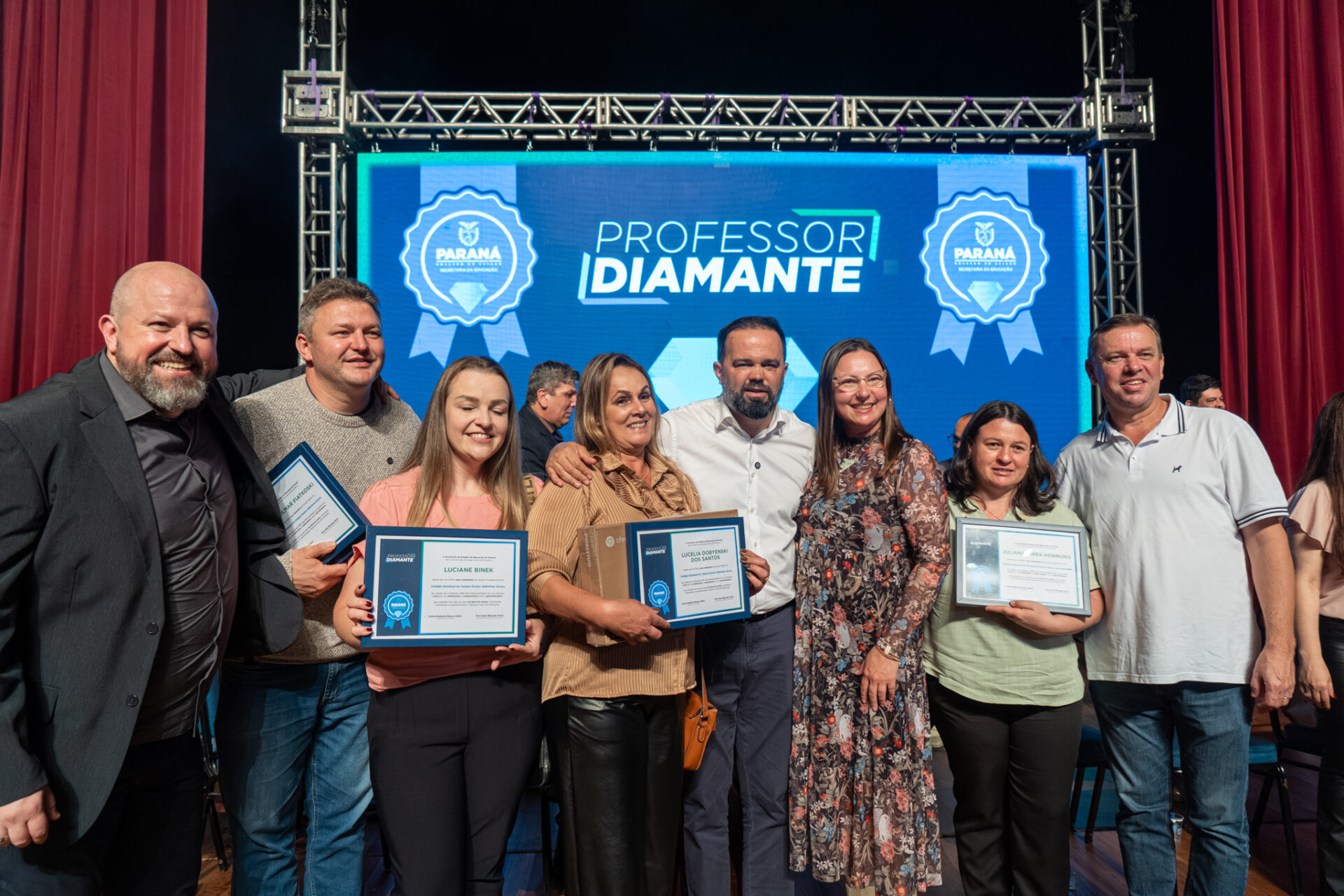 Estado começa a homenagear 5 mil educadores que inspiram alunos nas salas de aula