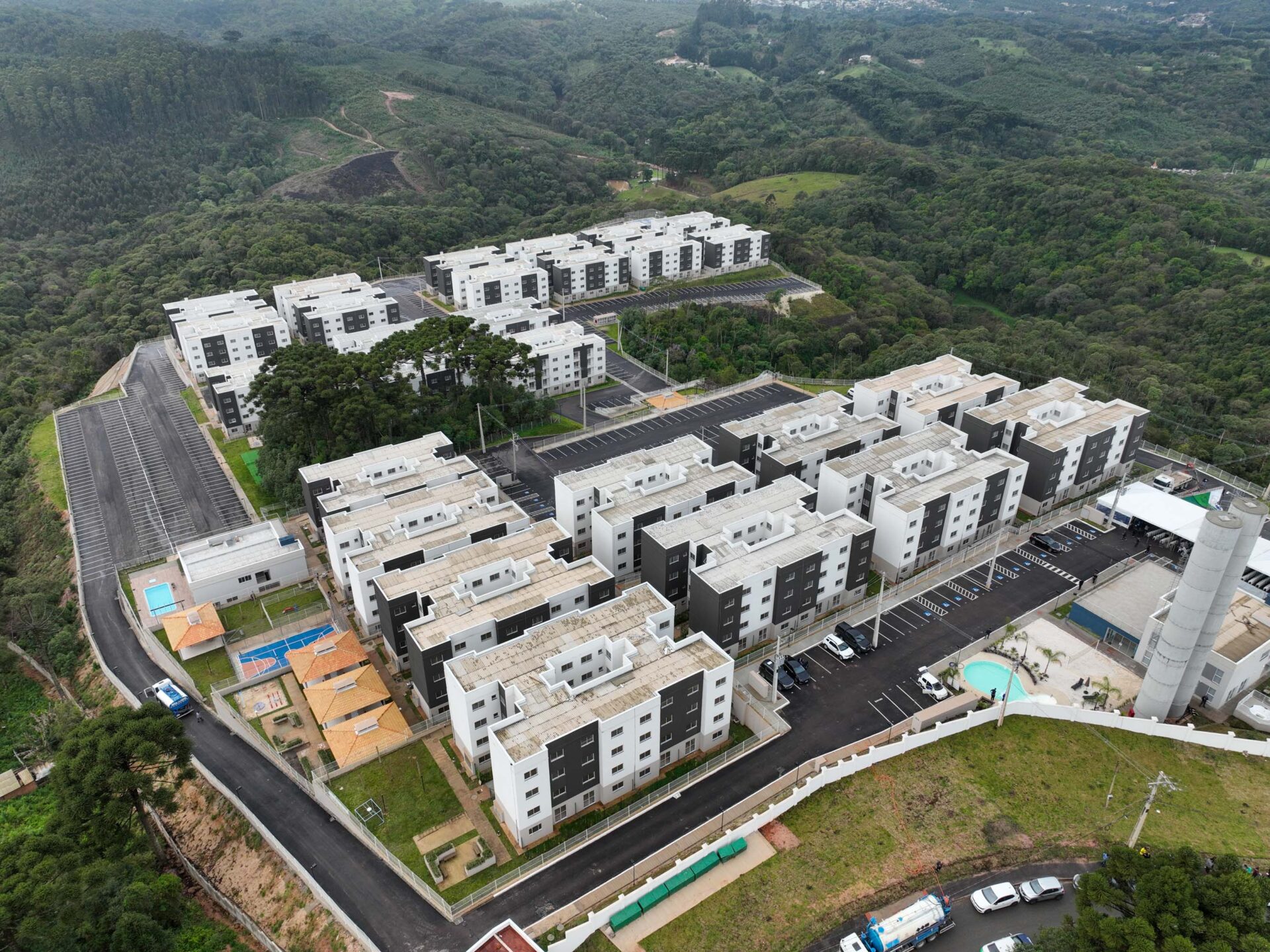 Governador inaugura condomínio clube com 846 apartamentos em Almirante Tamandaré