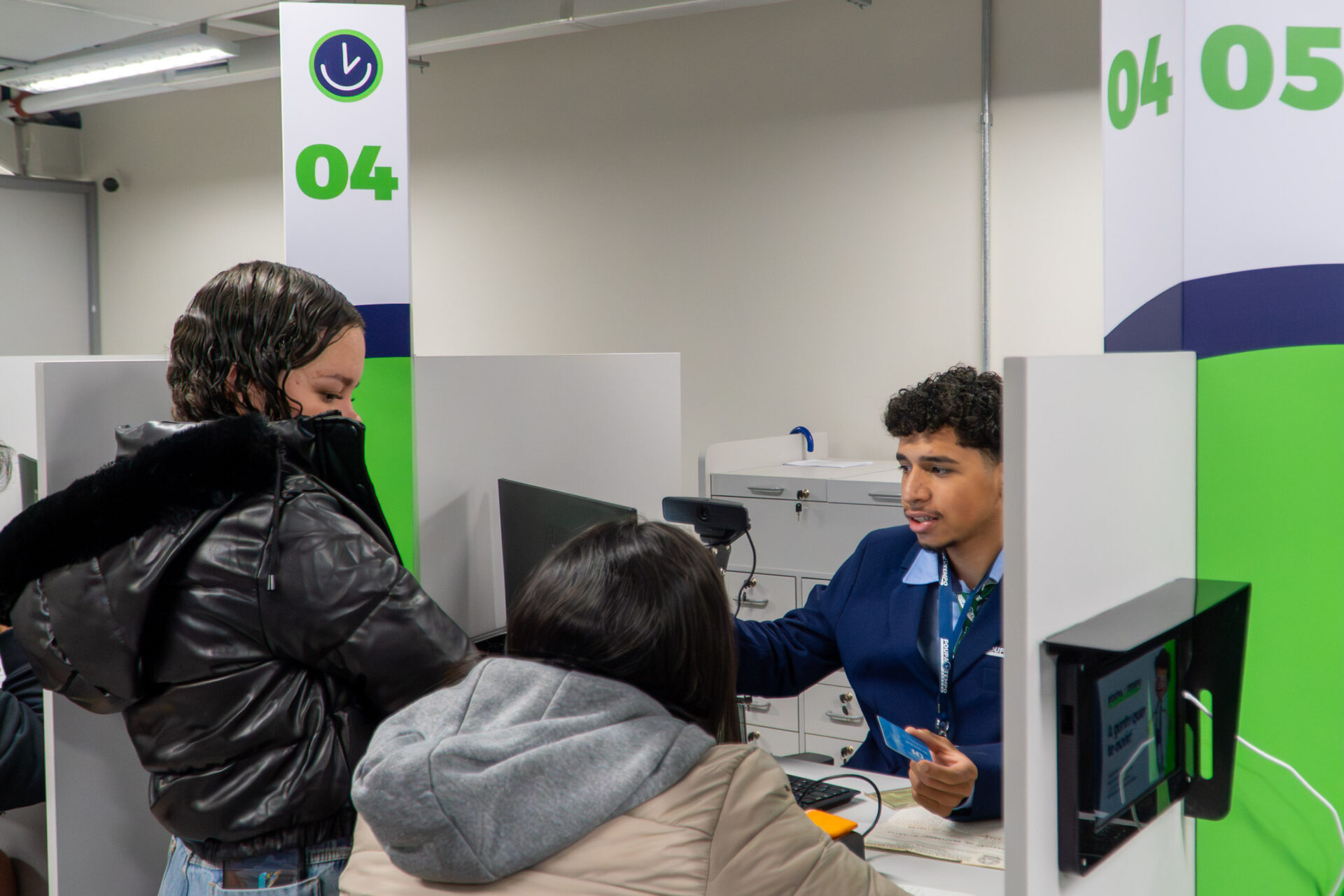 Primeiros usuários aprovam velocidade do atendimento do Poupatempo Paraná