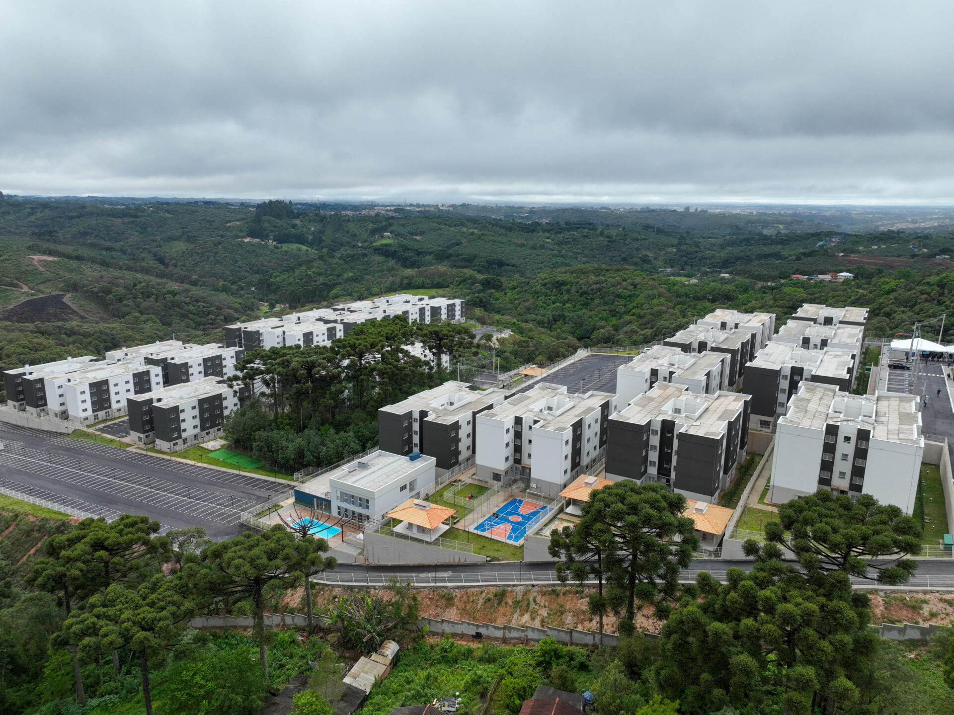 Governador inaugura condomínio clube com 846 apartamentos em Almirante Tamandaré