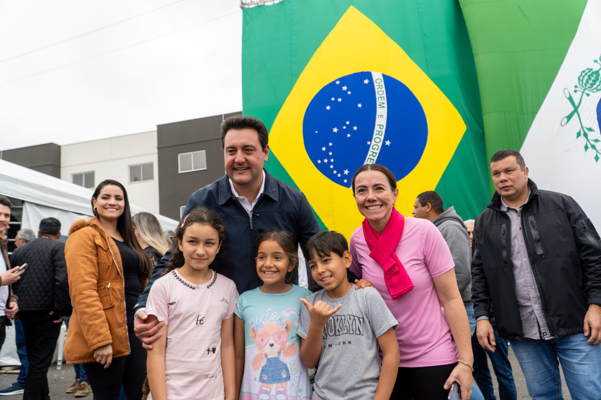Governador inaugura condomínio clube com 846 apartamentos em Almirante Tamandaré