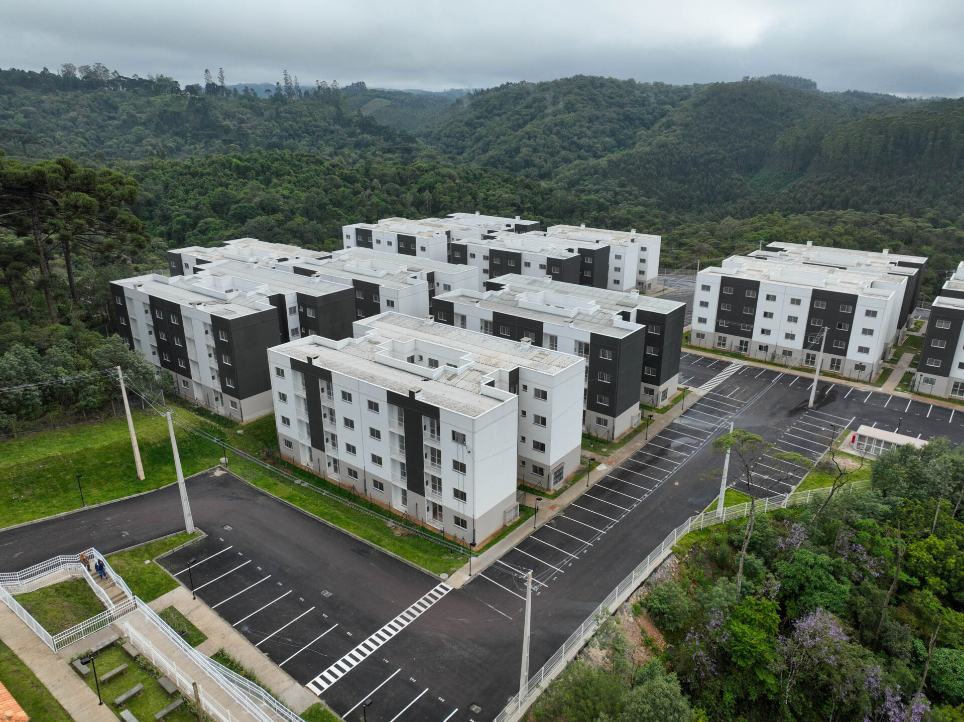 Governador inaugura condomínio clube com 846 apartamentos em Almirante Tamandaré