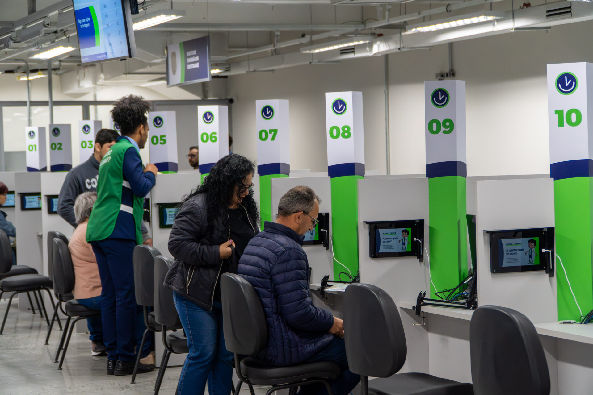 Primeiros usuários aprovam velocidade do atendimento do Poupatempo Paraná