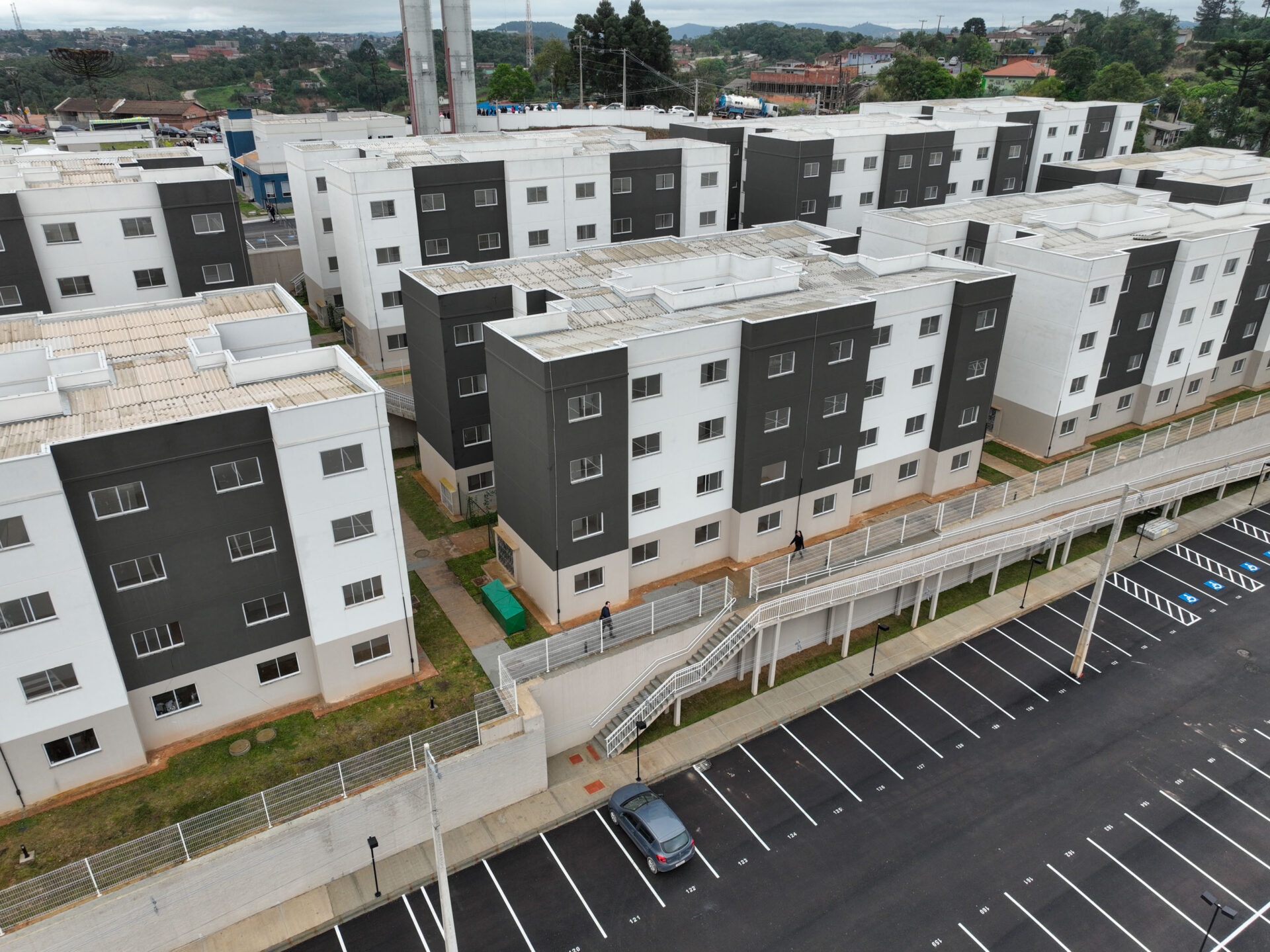 Governador inaugura condomínio clube com 846 apartamentos em Almirante Tamandaré