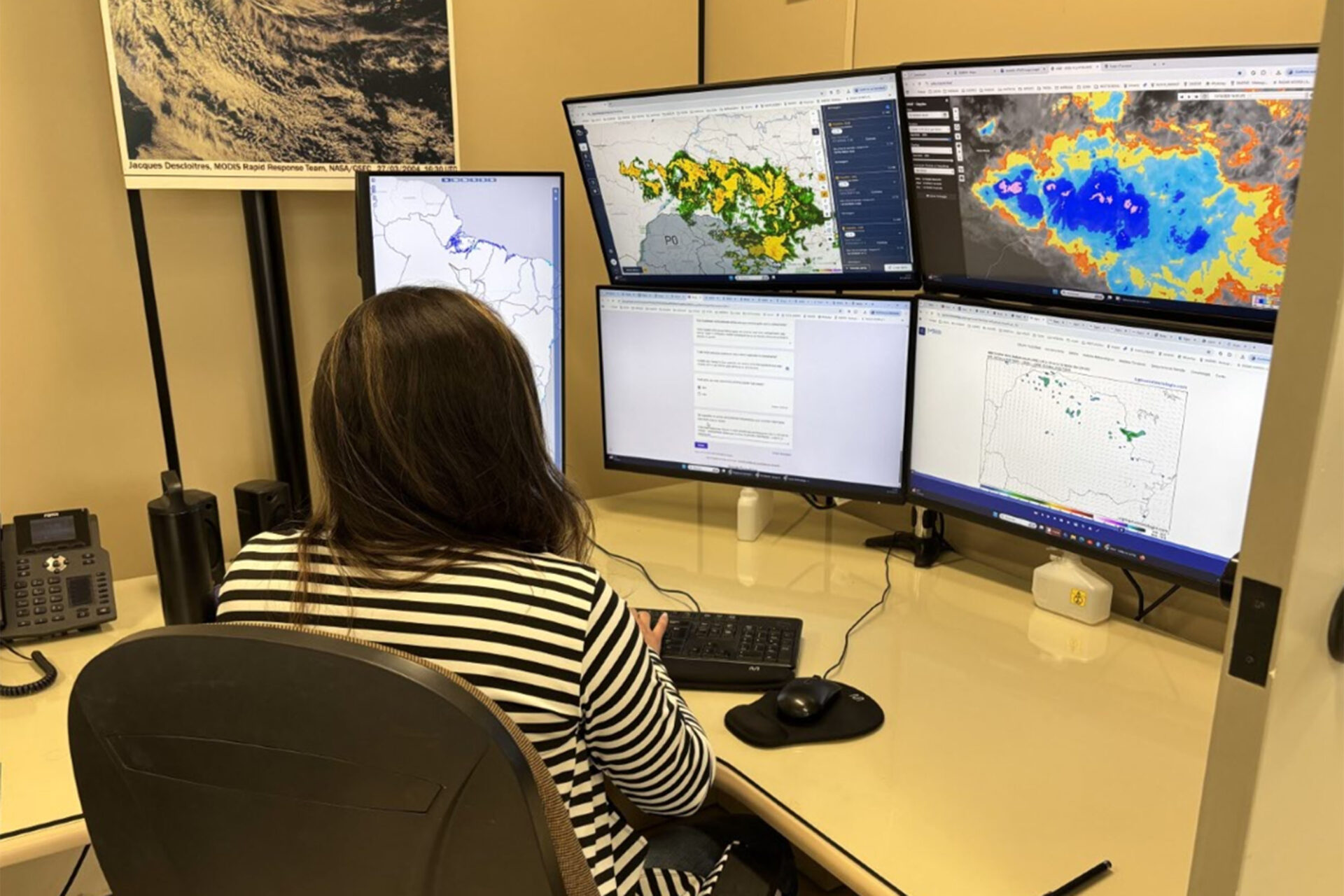 Dia do Meteorologista: saiba como a equipe do Simepar faz a previsão do tempo