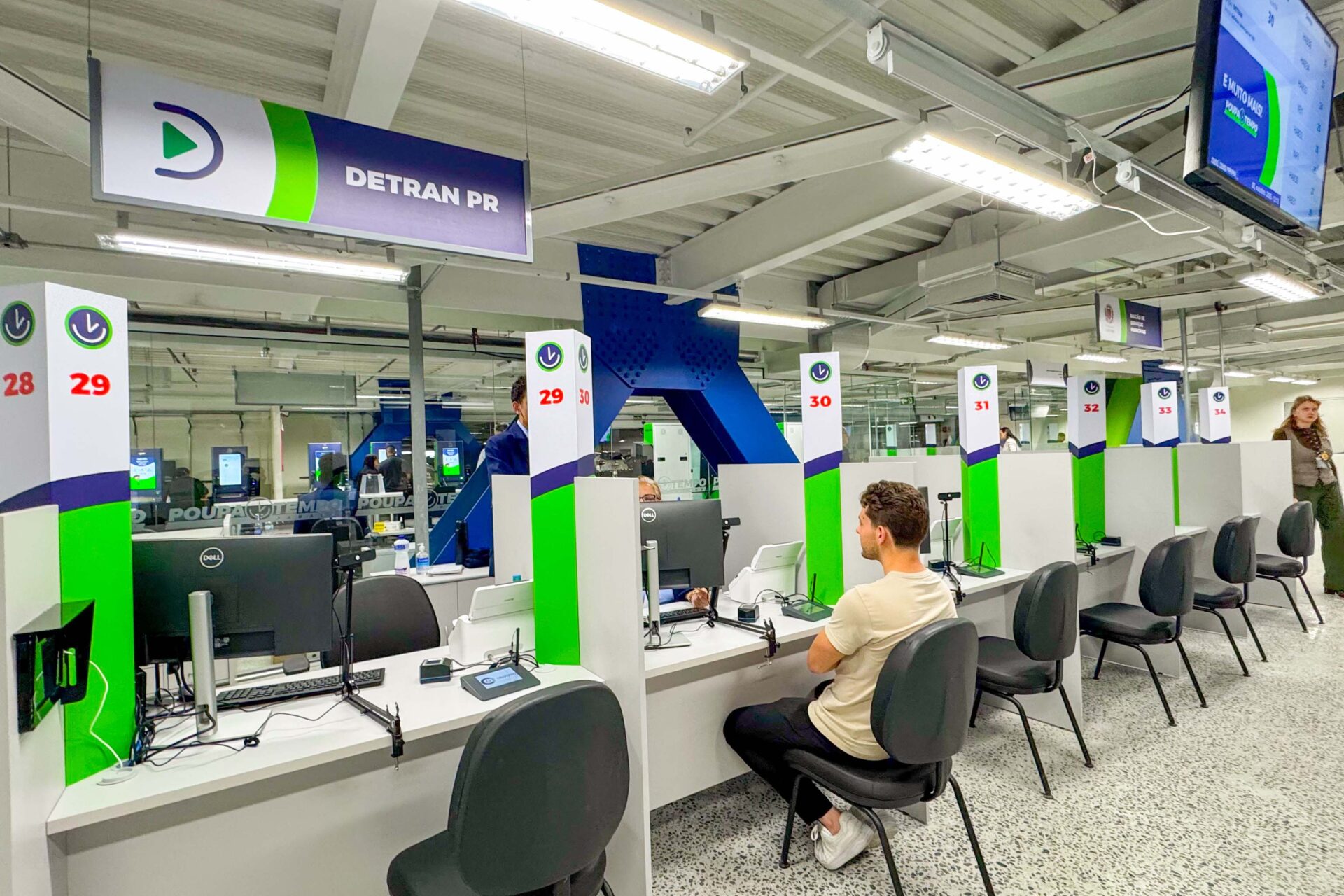 Detran-PR oferece serviços de habilitação, veículos e infrações no Poupatempo Paraná