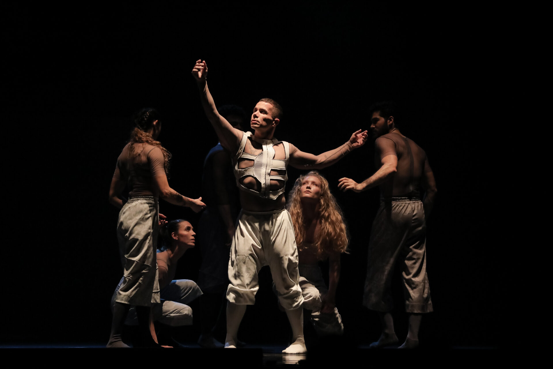 Balé Teatro Guaíra levanta a plateia e emociona na abertura do Festival de Dança de Londrina