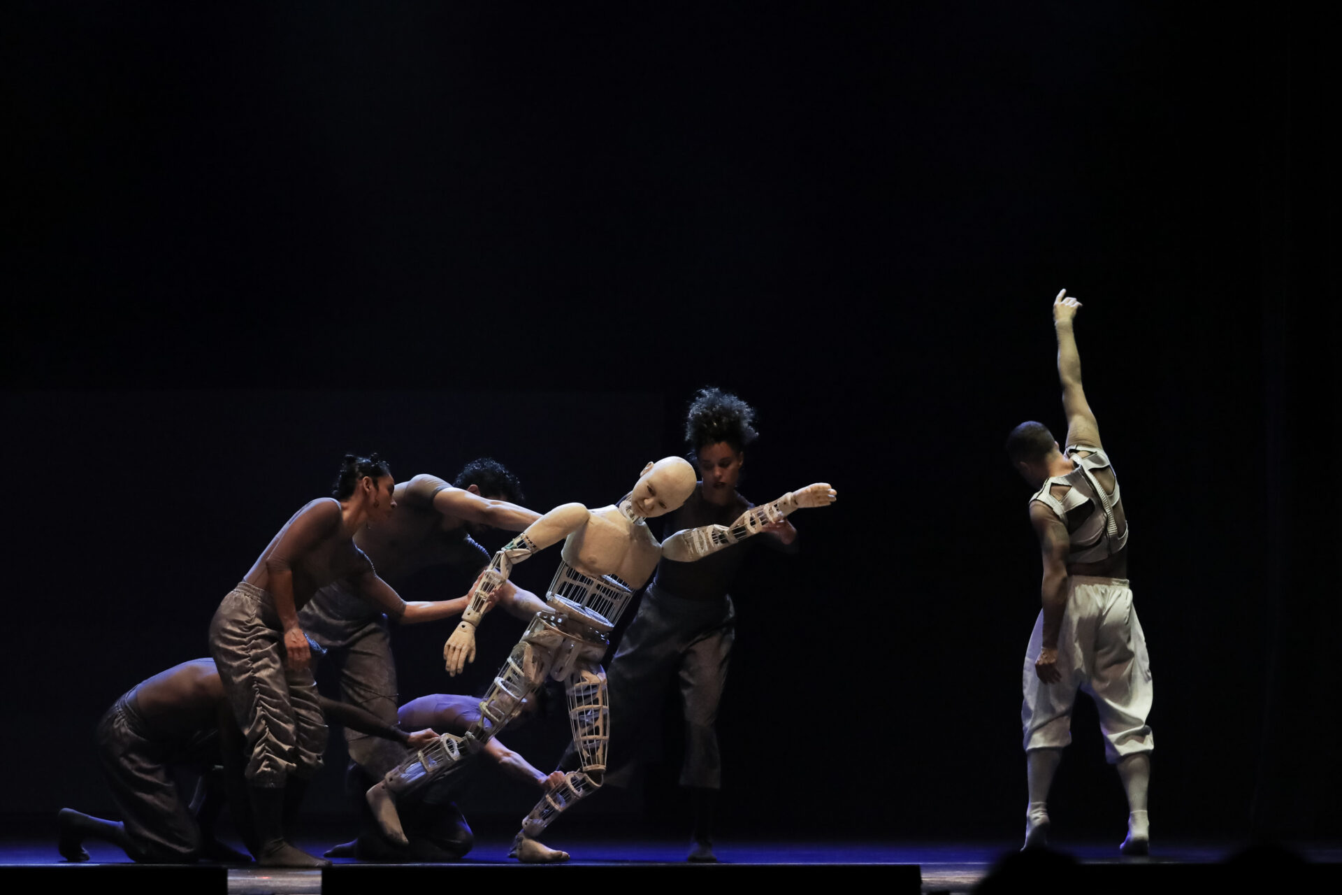 Balé Teatro Guaíra levanta a plateia e emociona na abertura do Festival de Dança de Londrina