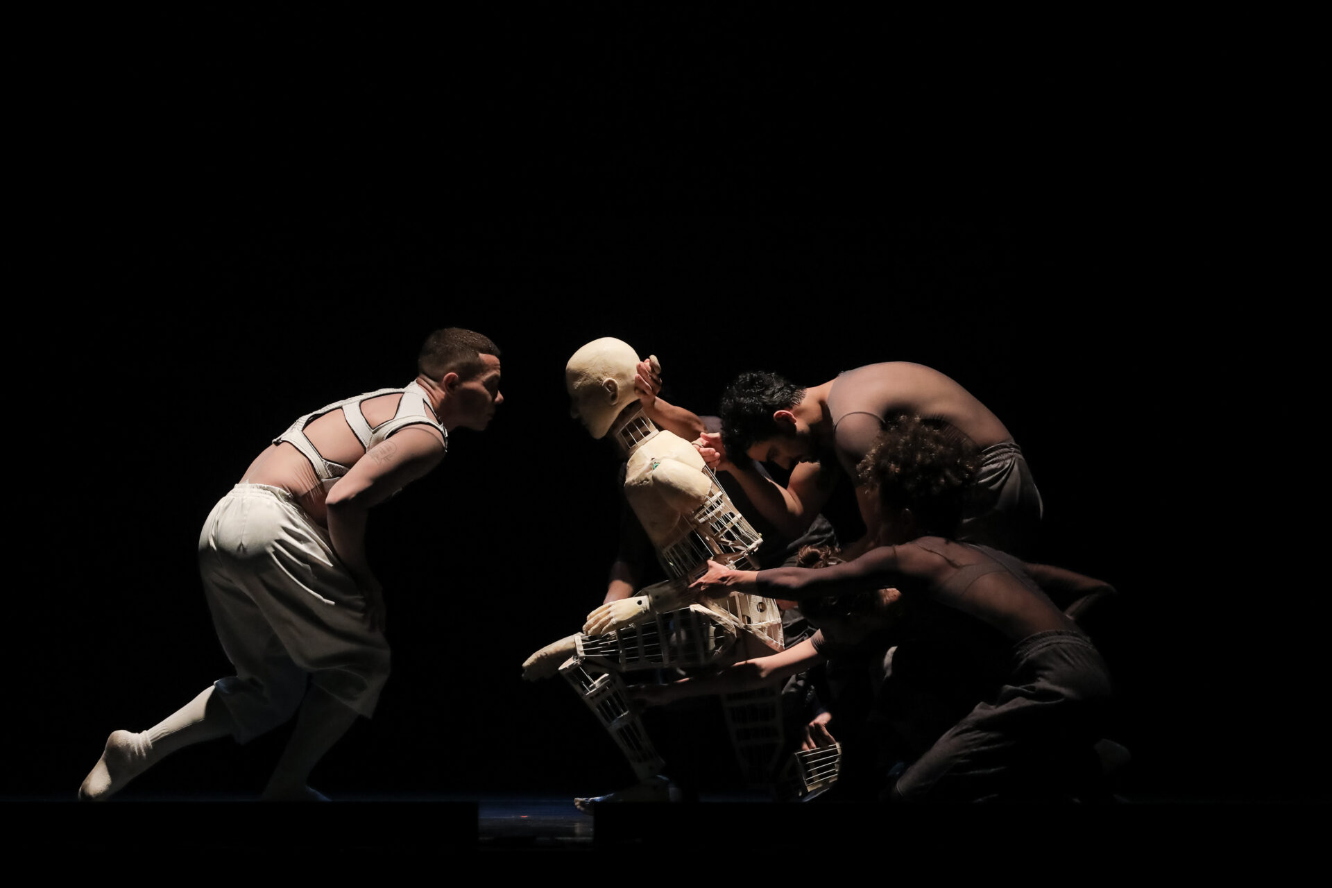 Balé Teatro Guaíra levanta a plateia e emociona na abertura do Festival de Dança de Londrina