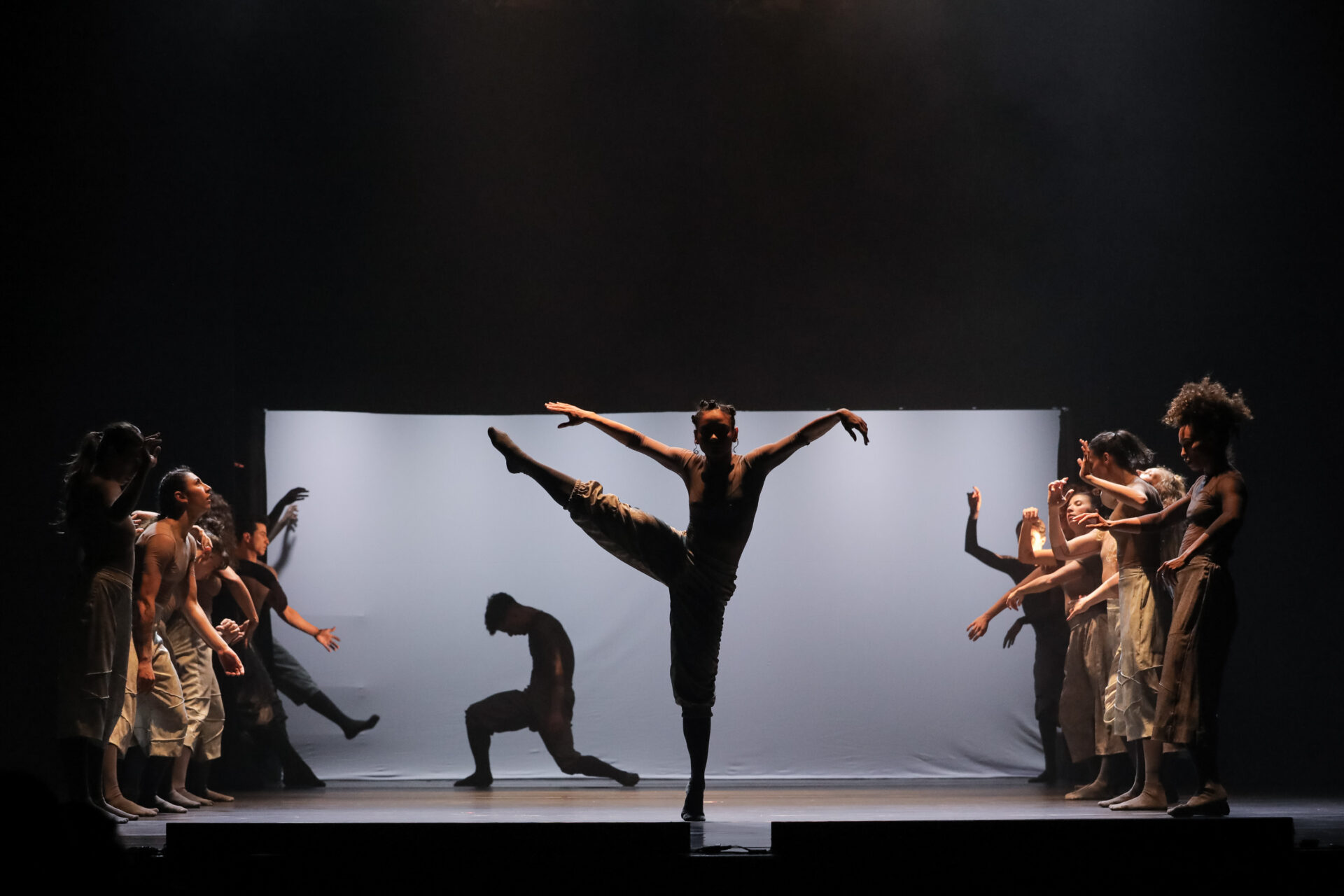 Balé Teatro Guaíra levanta a plateia e emociona na abertura do Festival de Dança de Londrina