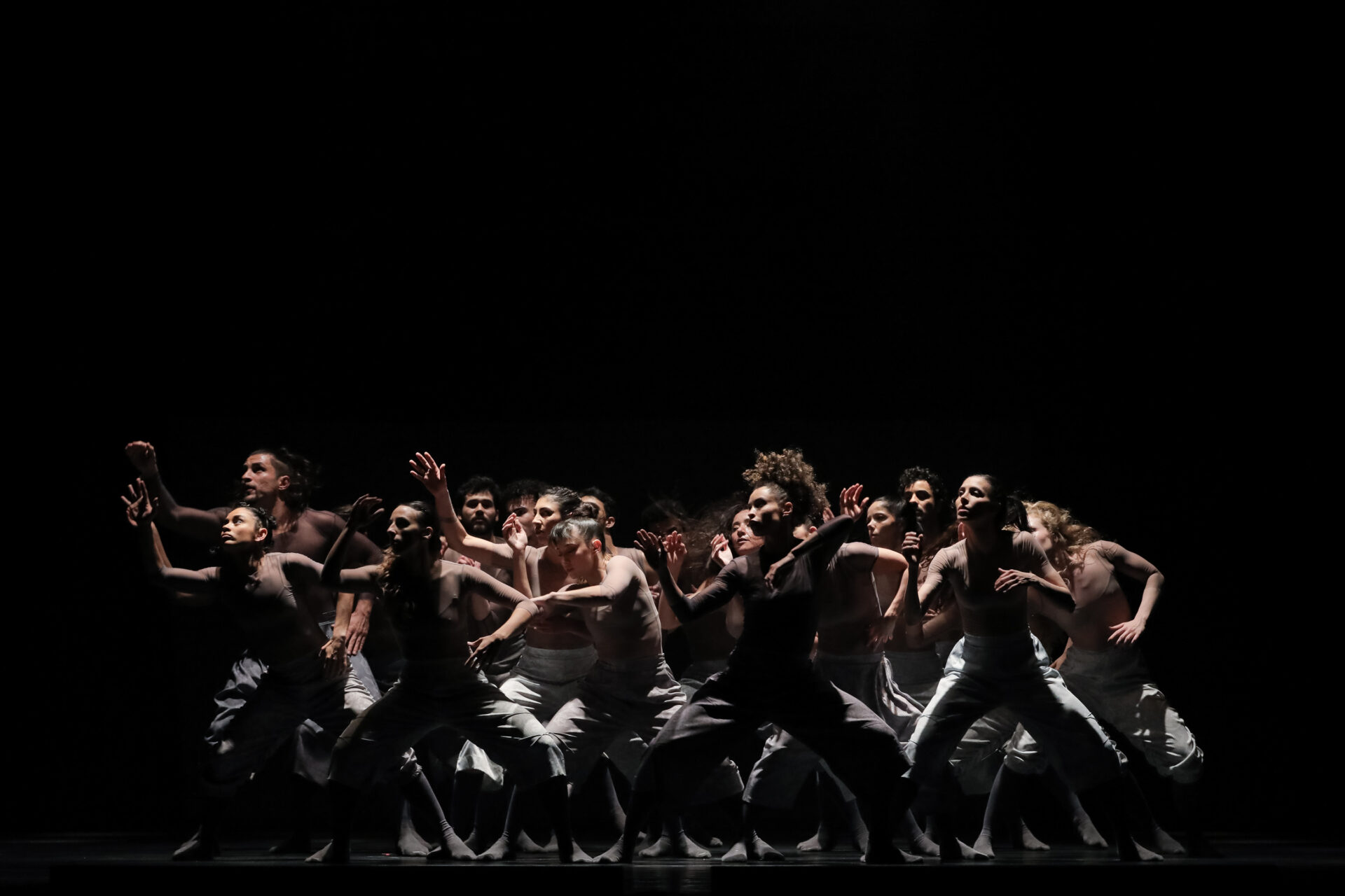 Balé Teatro Guaíra levanta a plateia e emociona na abertura do Festival de Dança de Londrina