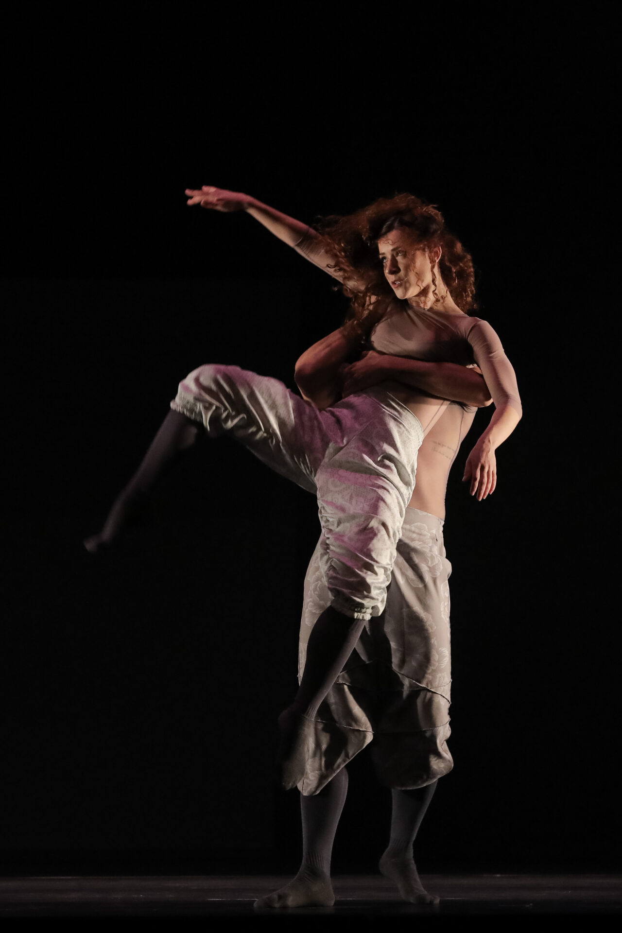 Balé Teatro Guaíra levanta a plateia e emociona na abertura do Festival de Dança de Londrina