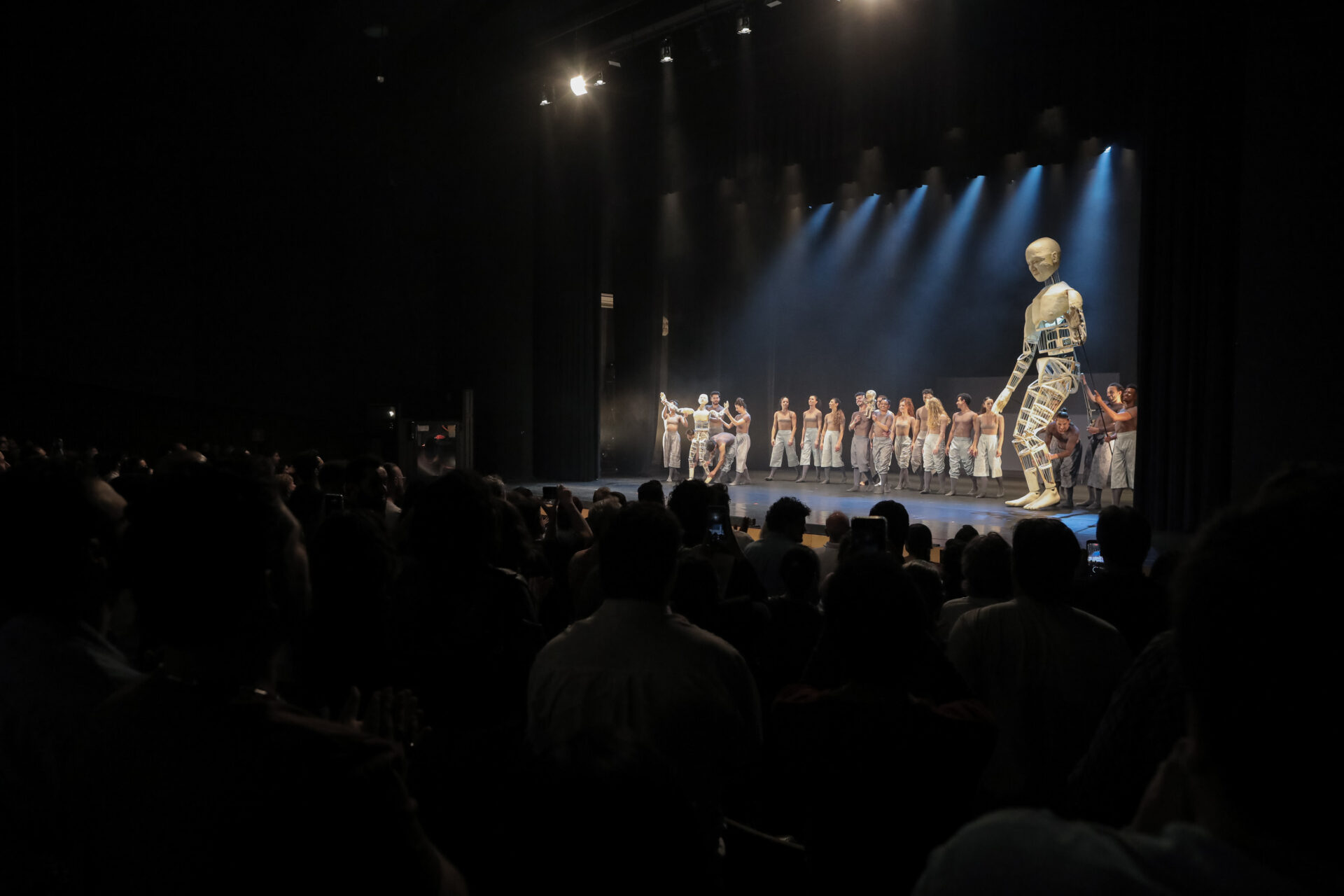 Balé Teatro Guaíra levanta a plateia e emociona na abertura do Festival de Dança de Londrina