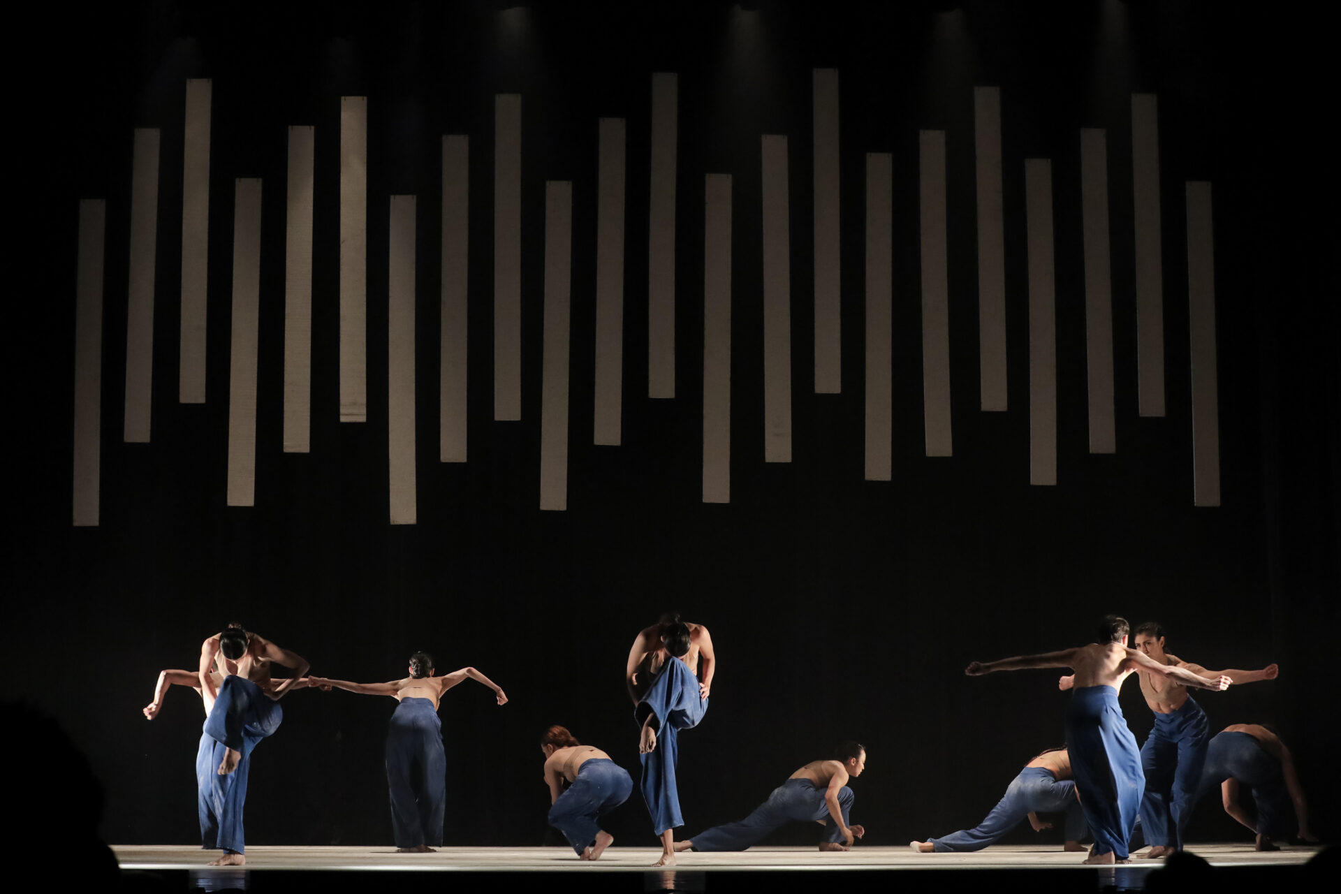 Balé Teatro Guaíra levanta a plateia e emociona na abertura do Festival de Dança de Londrina