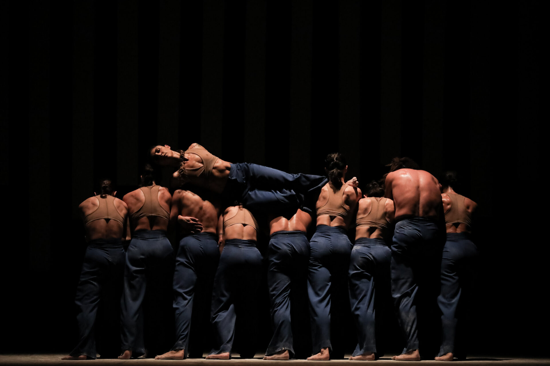 Balé Teatro Guaíra levanta a plateia e emociona na abertura do Festival de Dança de Londrina