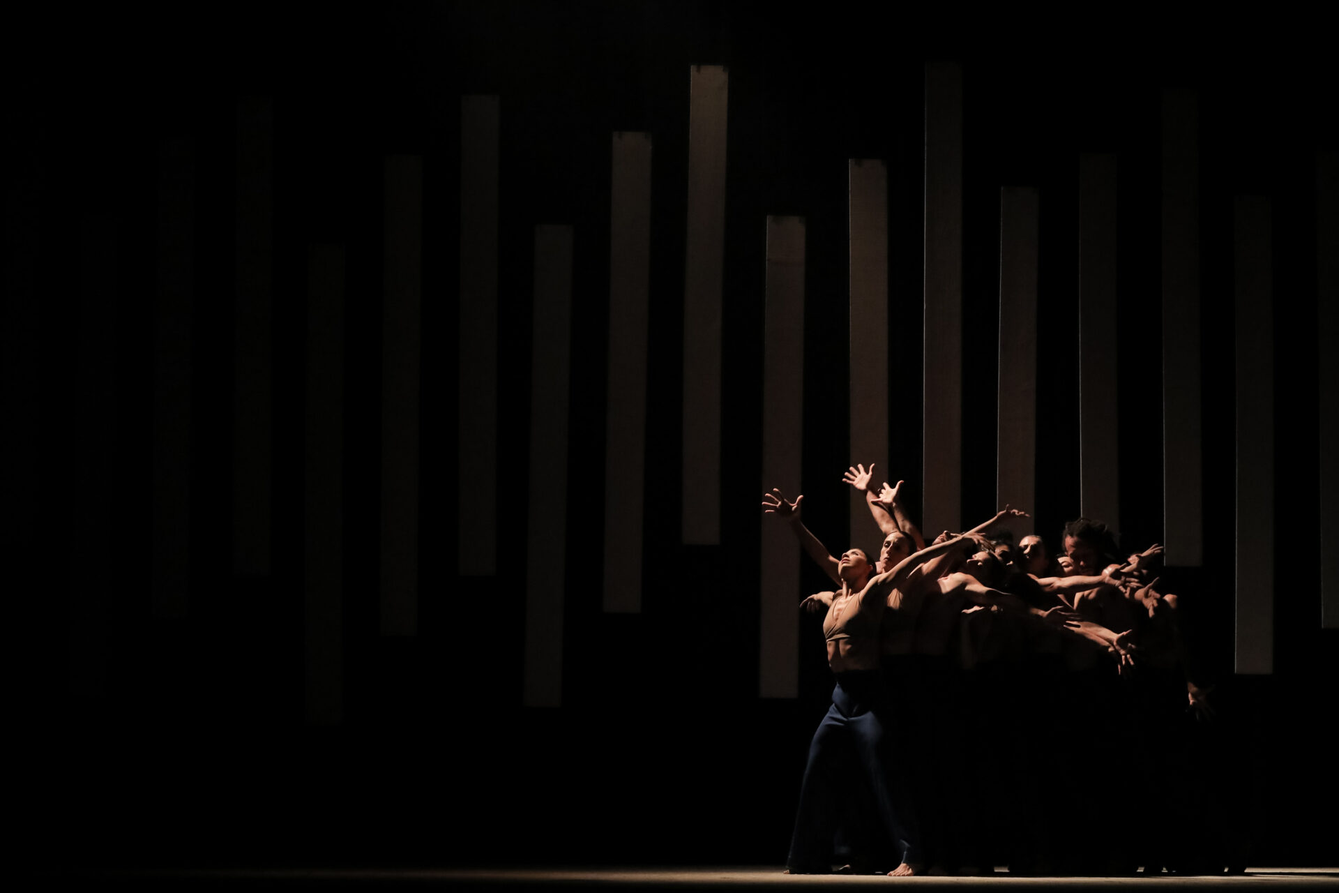 Balé Teatro Guaíra levanta a plateia e emociona na abertura do Festival de Dança de Londrina