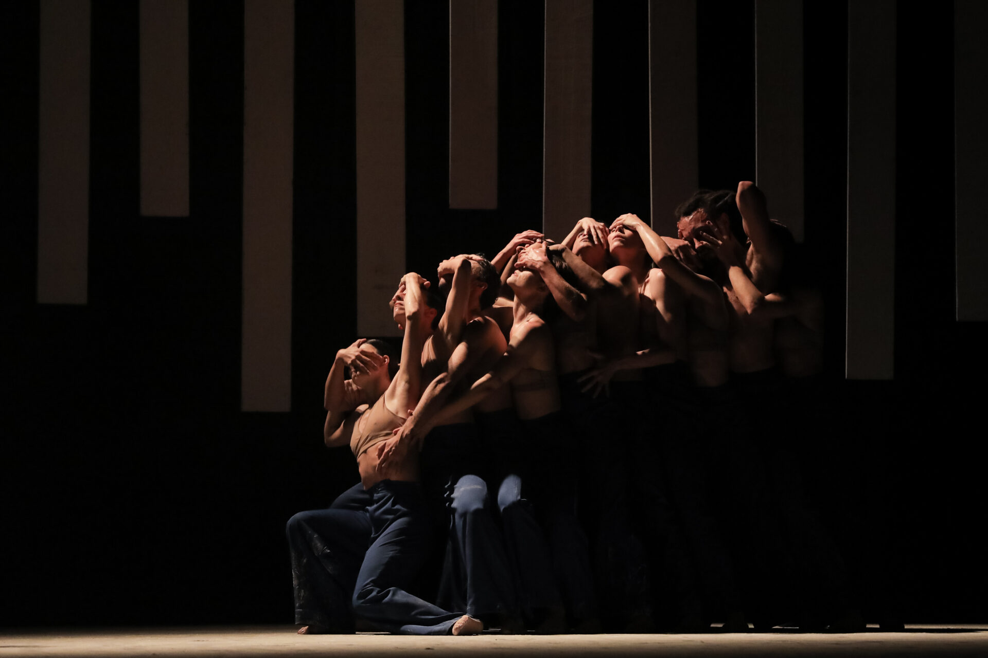 Balé Teatro Guaíra levanta a plateia e emociona na abertura do Festival de Dança de Londrina
