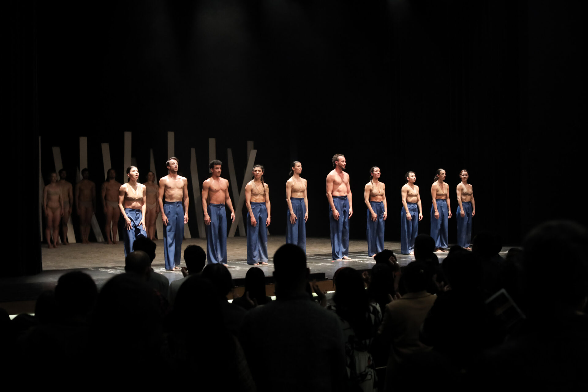 Balé Teatro Guaíra levanta a plateia e emociona na abertura do Festival de Dança de Londrina