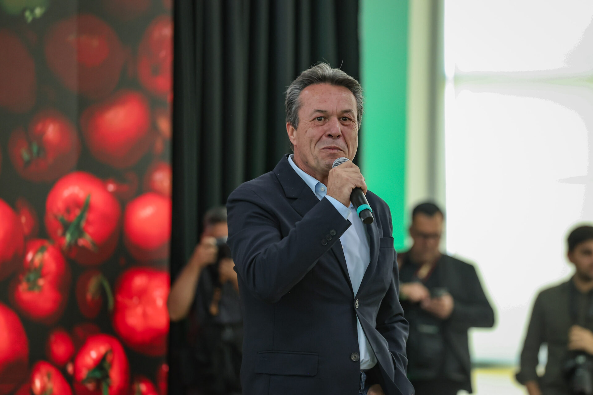 Governador autoriza R$ 100 milhões em máquinas para estradas rurais da RMC