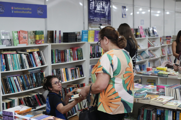 FLIC 2025 | Com descontos especiais, Feira do Livro atrai apaixonados por literatura em Cascavel