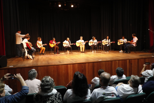 DIA DE COMEMORAÇÃO: Com muita experiência, terceira idade dá show em 