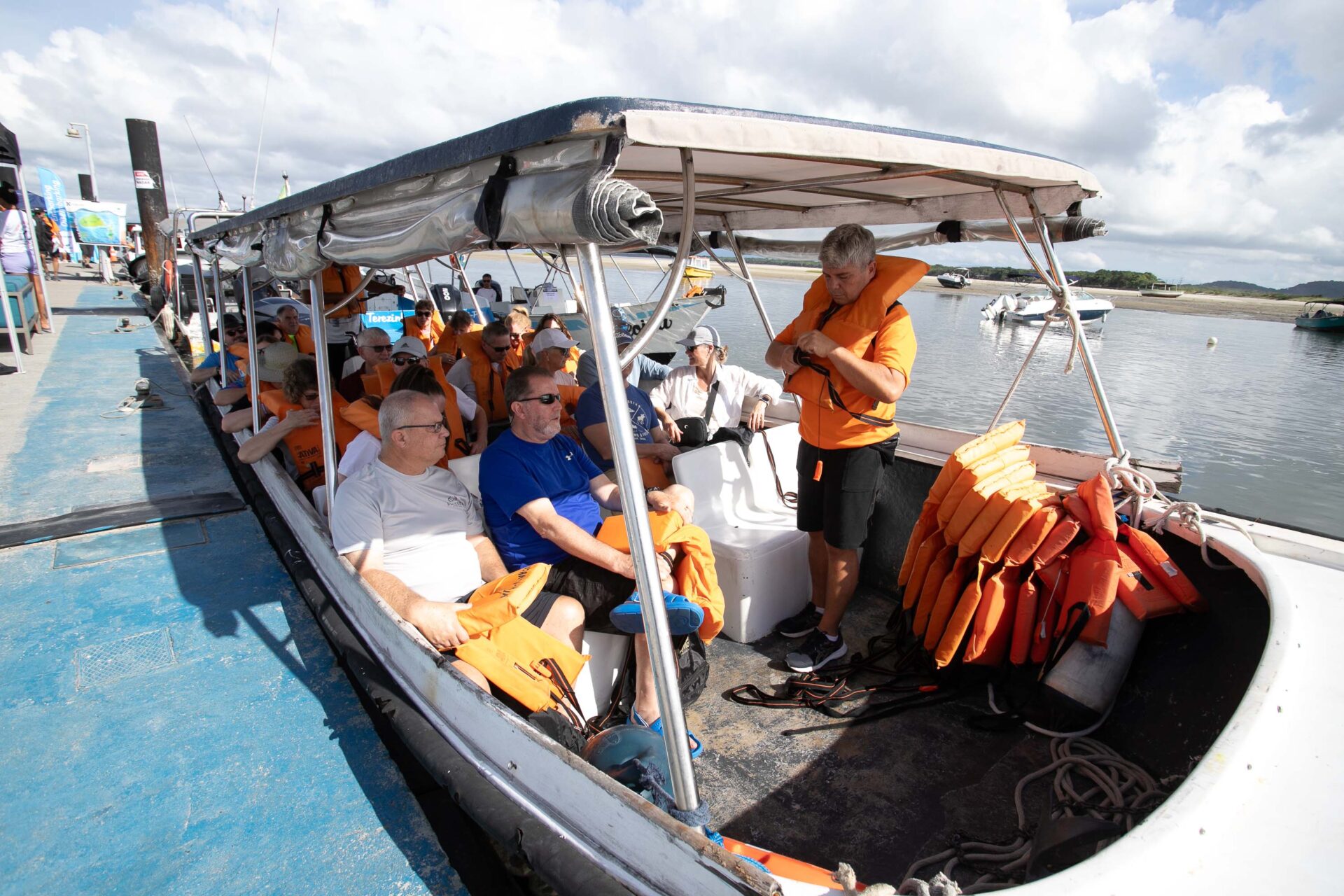 Navio Scenic Eclipse retorna ao litoral do Paraná com passageiros da Europa e EUA