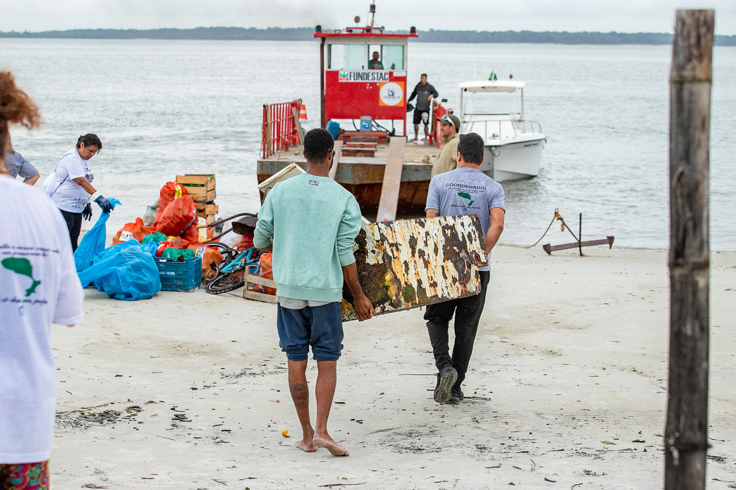 Mutirão de Limpeza das Praias da Ilha do Mel recolhe quase 11 toneladas de resíduos