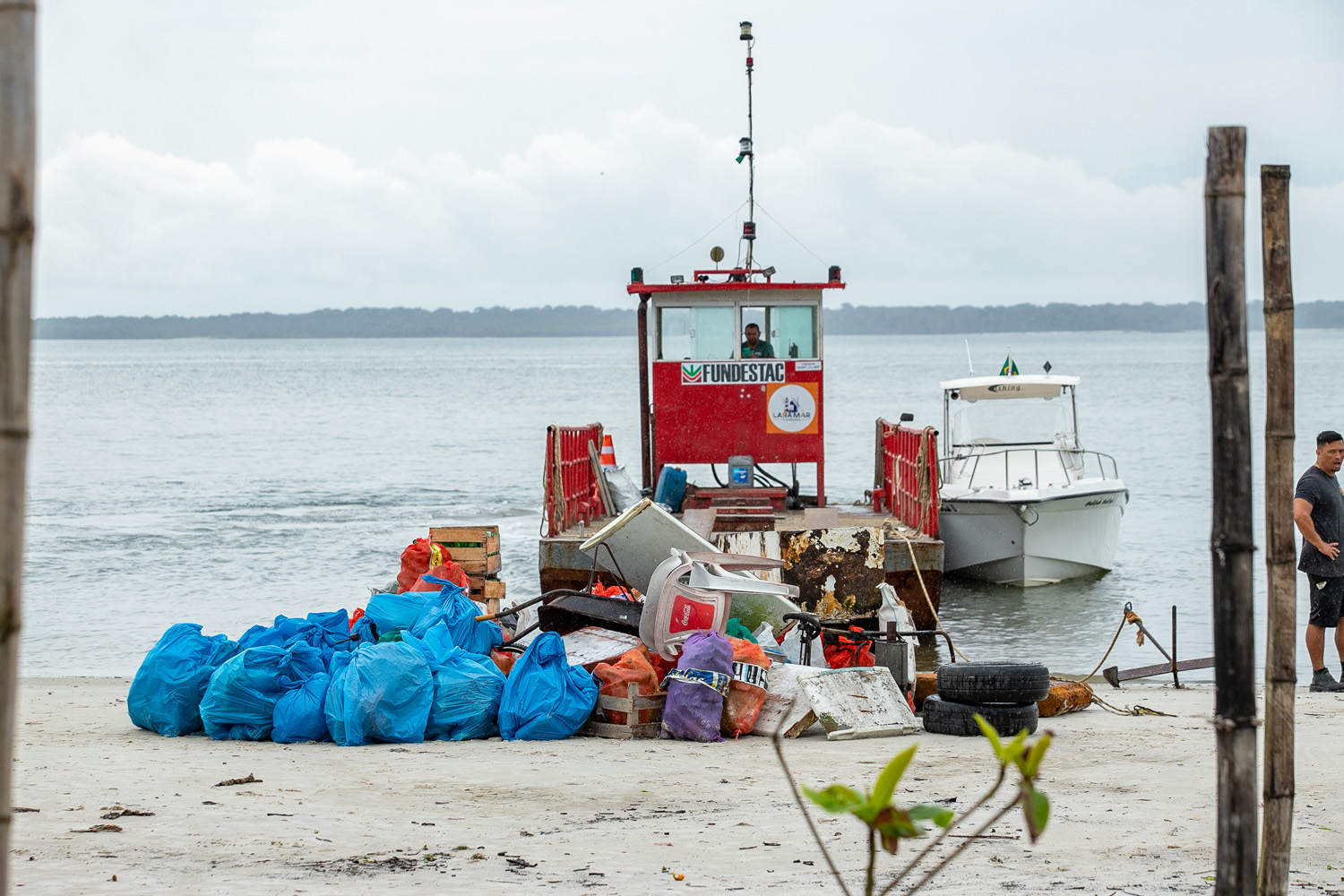 Mutirão de Limpeza das Praias da Ilha do Mel recolhe quase 11 toneladas de resíduos