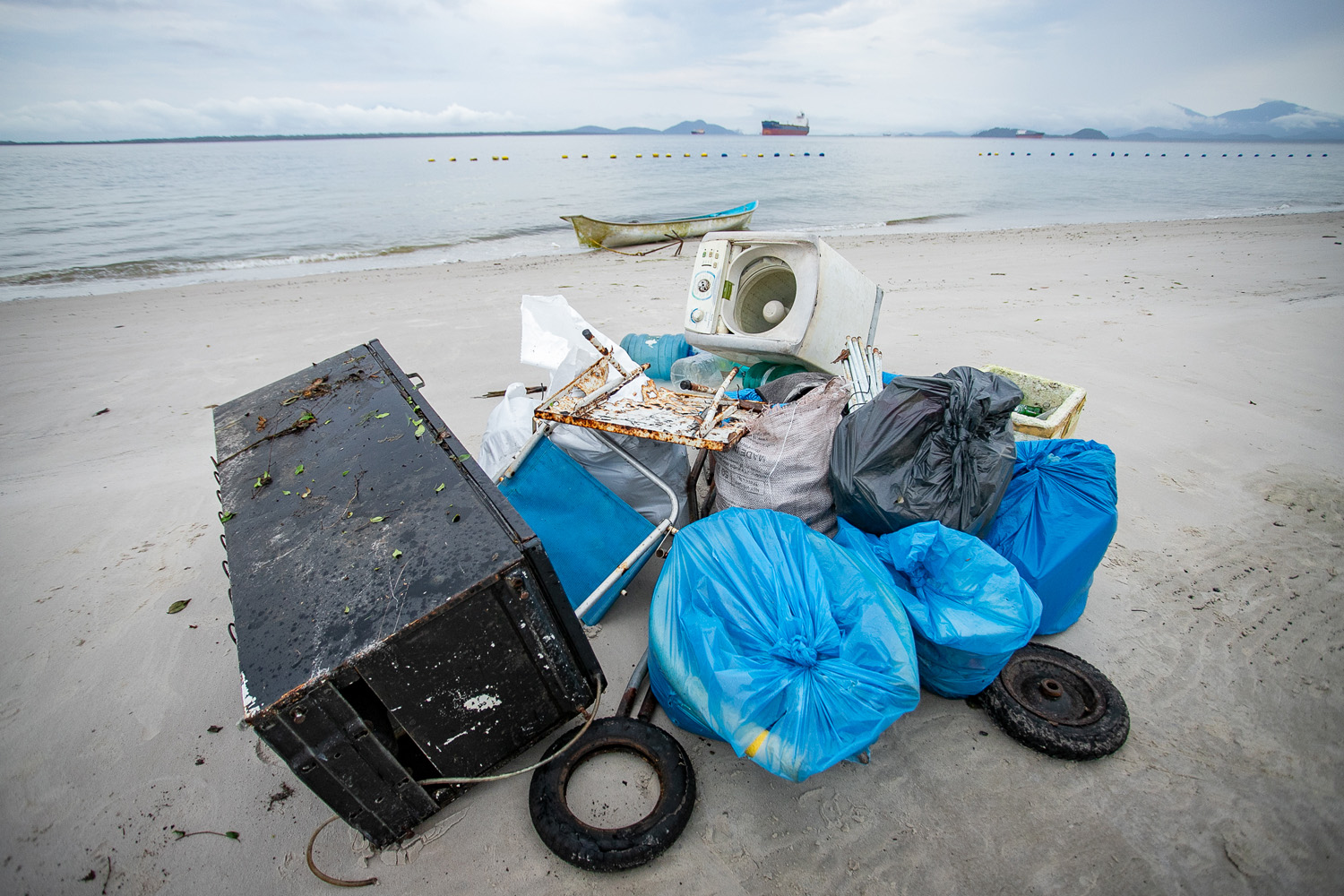 Mutirão de Limpeza das Praias da Ilha do Mel recolhe quase 11 toneladas de resíduos
