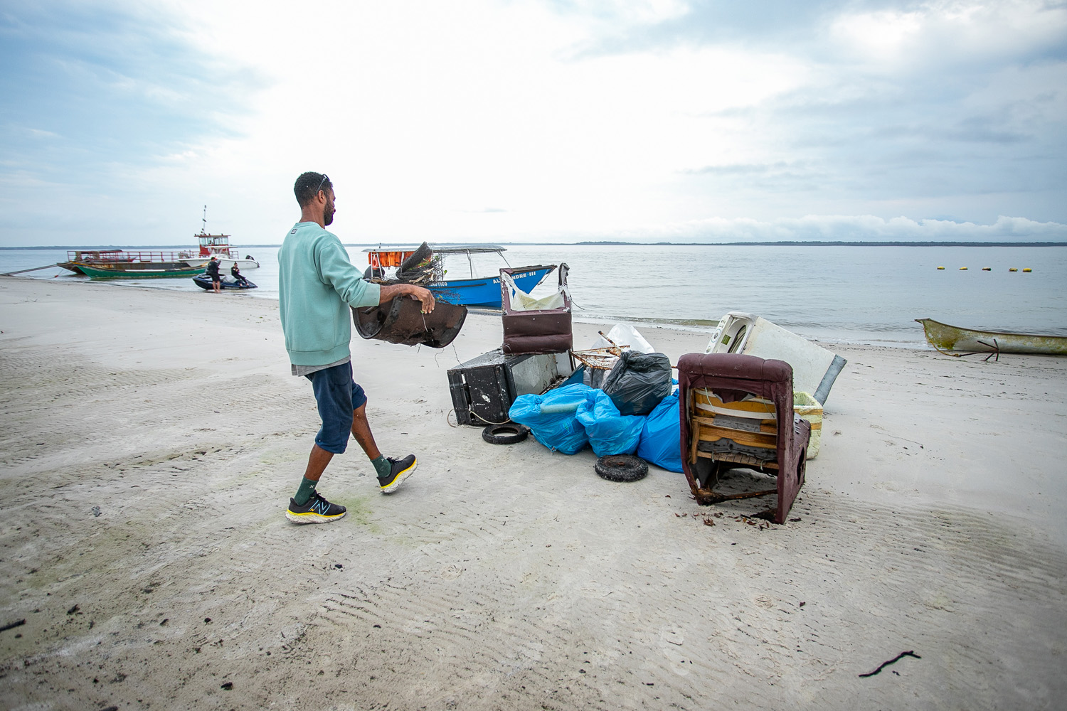 Mutirão de Limpeza das Praias da Ilha do Mel recolhe quase 11 toneladas de resíduos