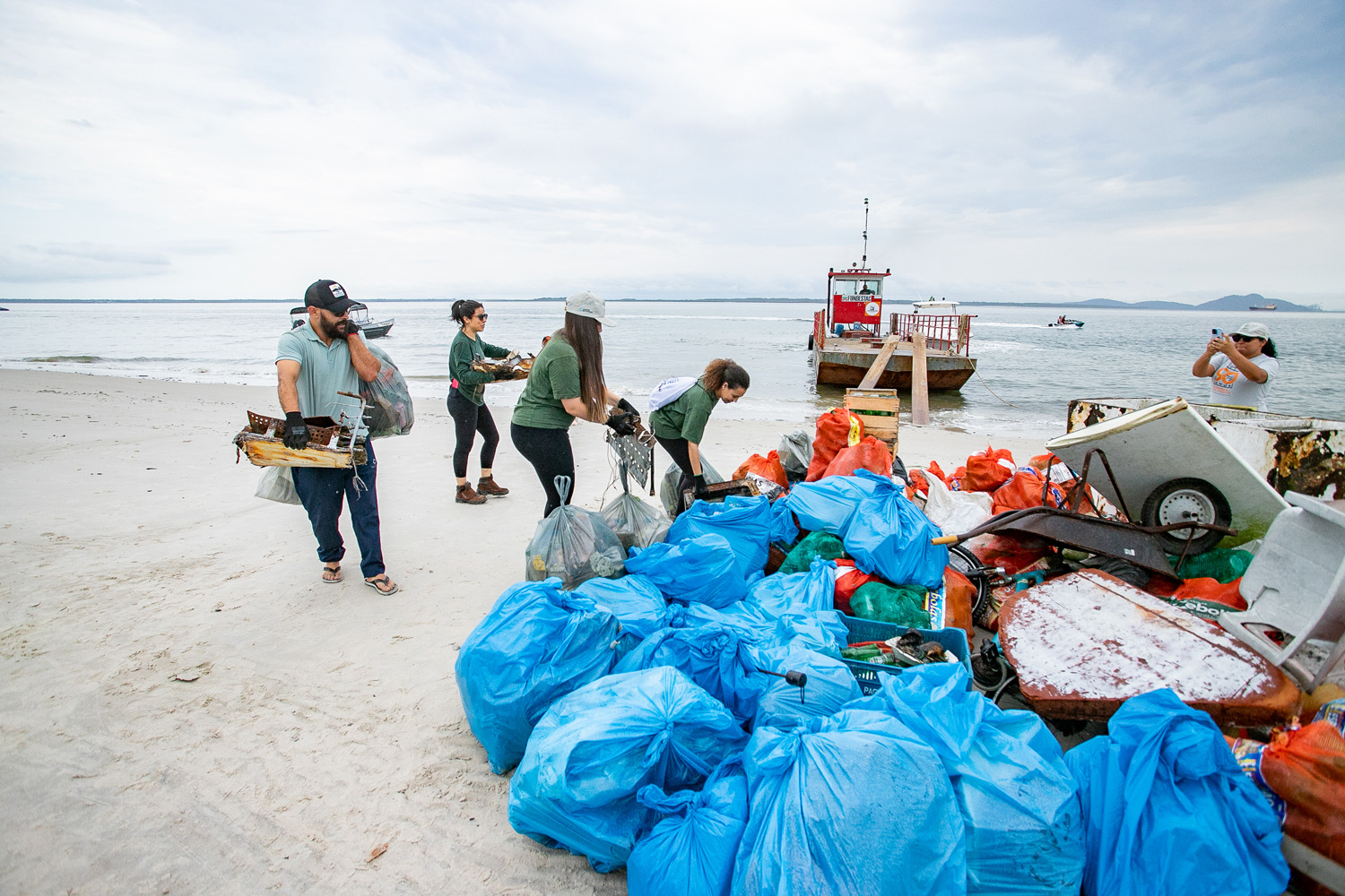 Mutirão de Limpeza das Praias da Ilha do Mel recolhe quase 11 toneladas de resíduos