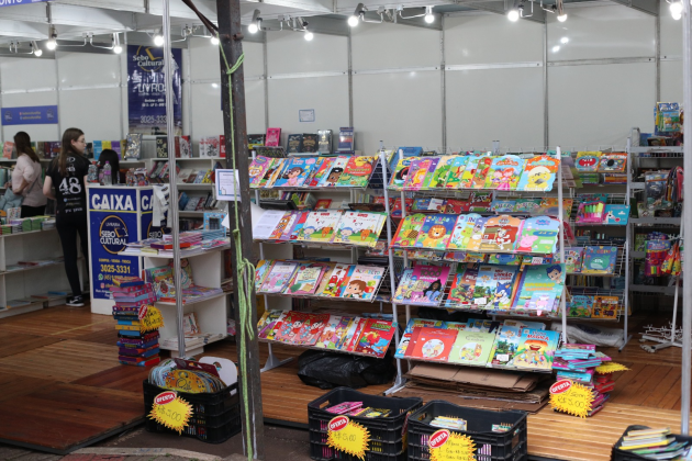 FLIC 2025 | Com descontos especiais, Feira do Livro atrai apaixonados por literatura em Cascavel