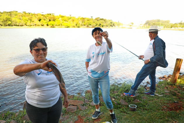 Idosos participam de pescaria no Lago Municipal em tarde de lazer e convivência
