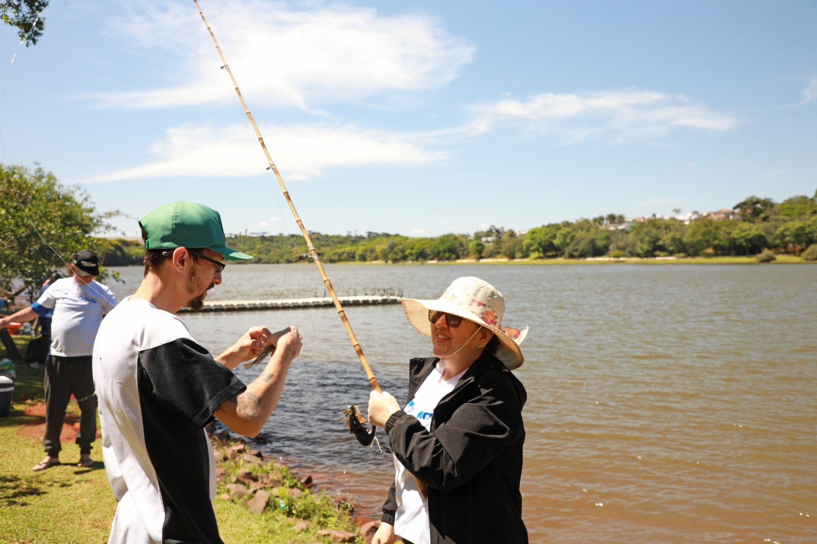 Idosos participam de pescaria no Lago Municipal em tarde de lazer e convivência