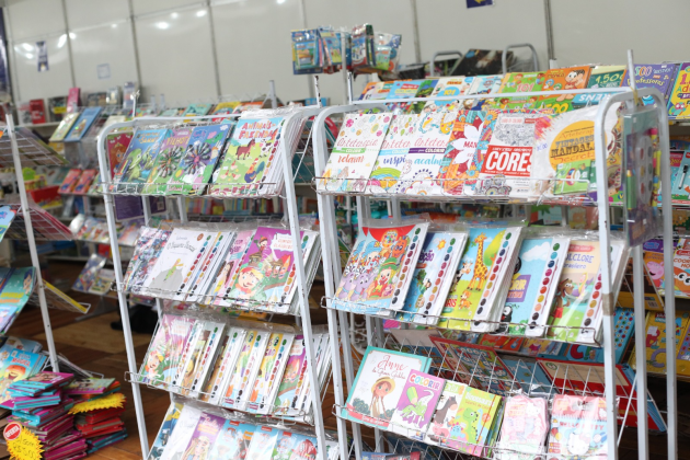 FLIC 2025 | Com descontos especiais, Feira do Livro atrai apaixonados por literatura em Cascavel