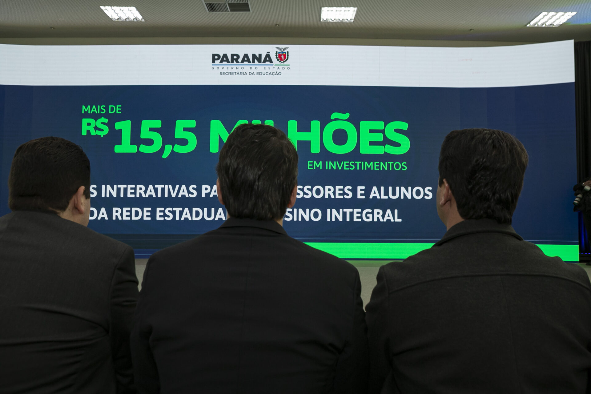 Telas interativas e chromebooks: governador entrega R$ 33,3 milhões em tecnologia a escolas