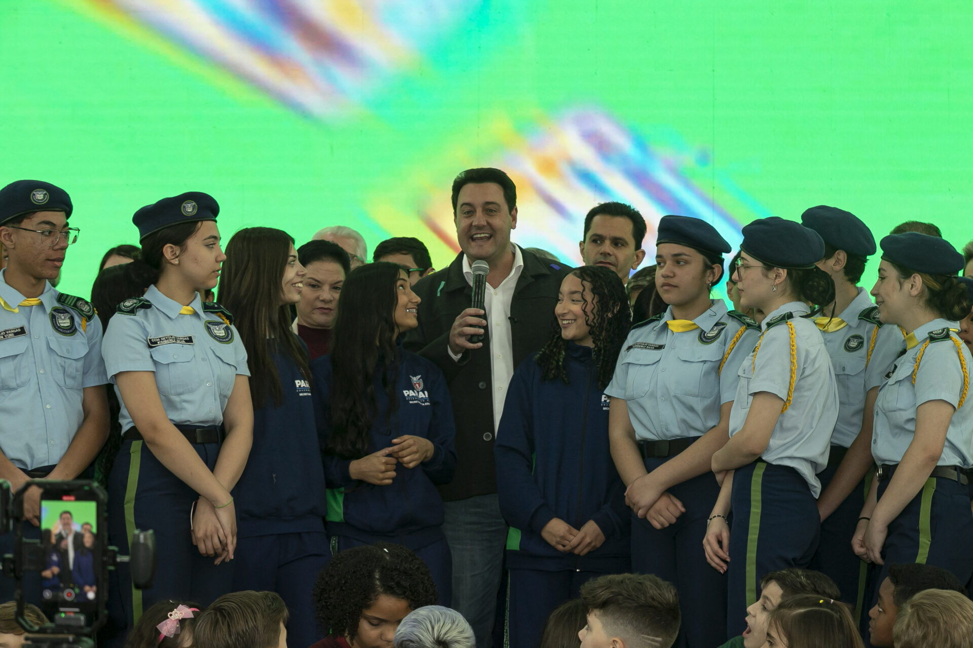 Telas interativas e chromebooks: governador entrega R$ 33,3 milhões em tecnologia a escolas