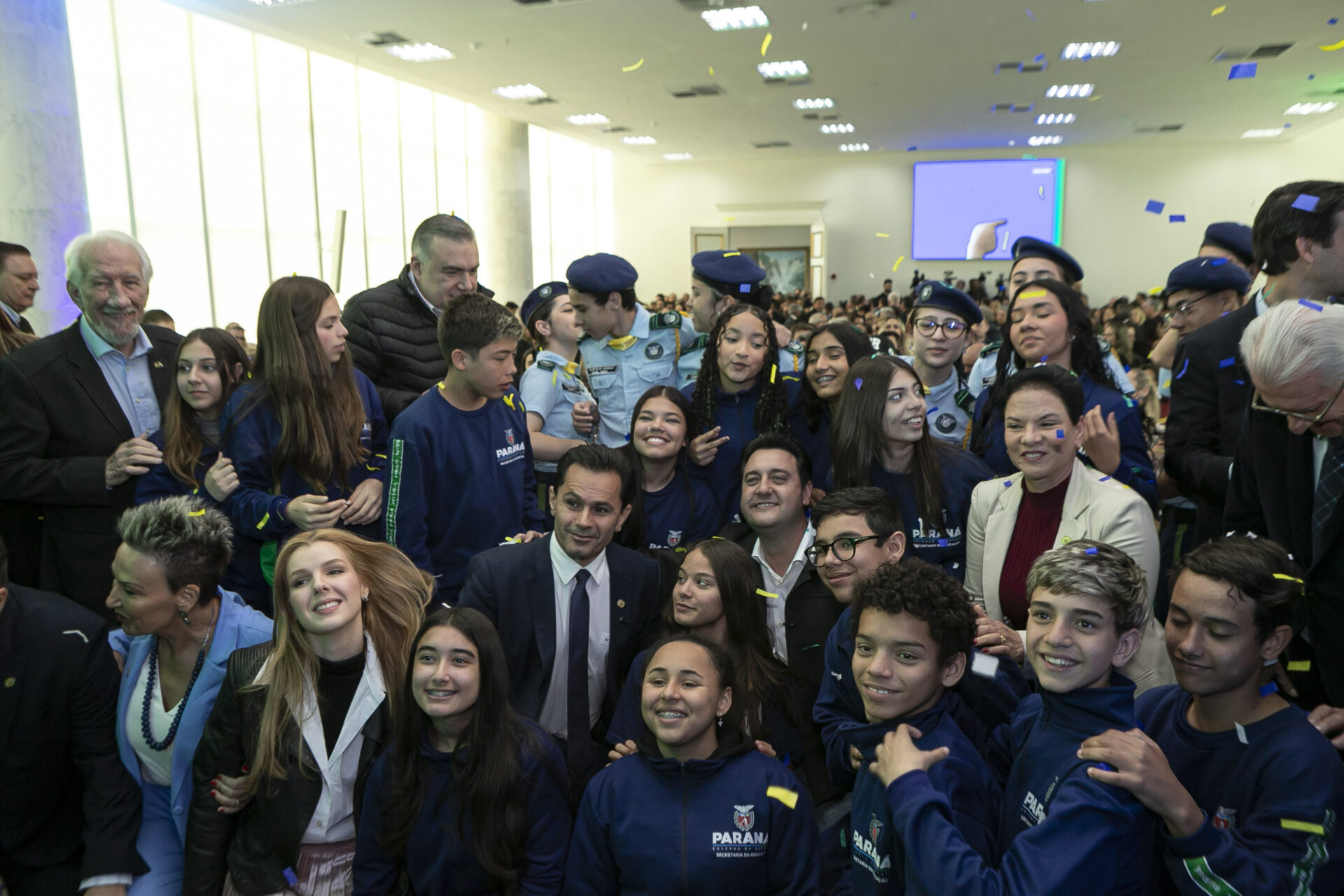 Telas interativas e chromebooks: governador entrega R$ 33,3 milhões em tecnologia a escolas