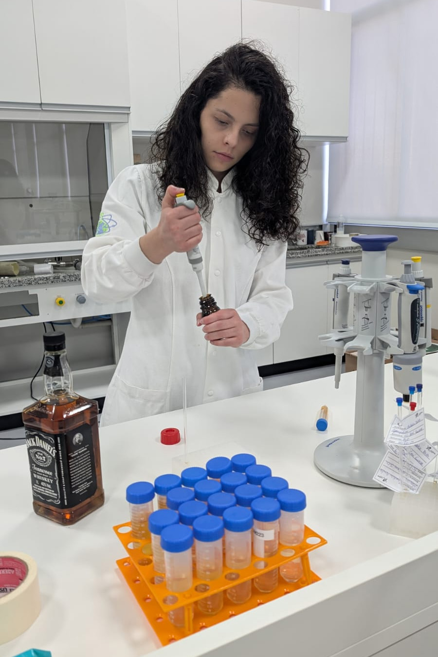 Rede colaborativa de universidades oferece testes de detecção de metanol em bebidas