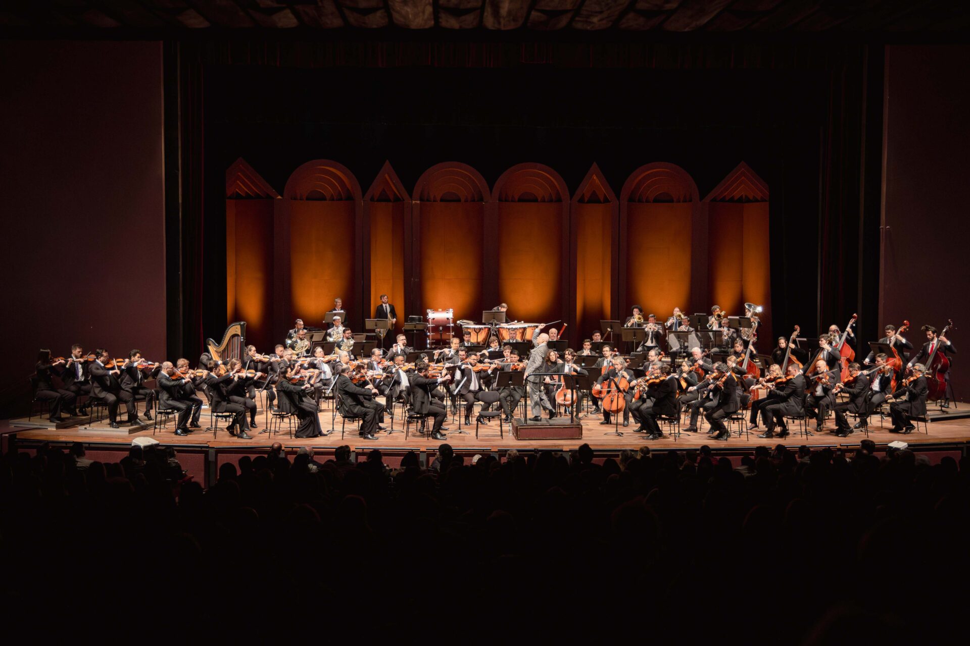 Orquestra Sinfônica do Paraná encerra turnê dos 40 anos com concerto em Belo Horizonte