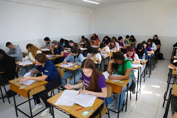 Com 5.981 candidatos, Unicentro aplica provas do Vestibular 2026