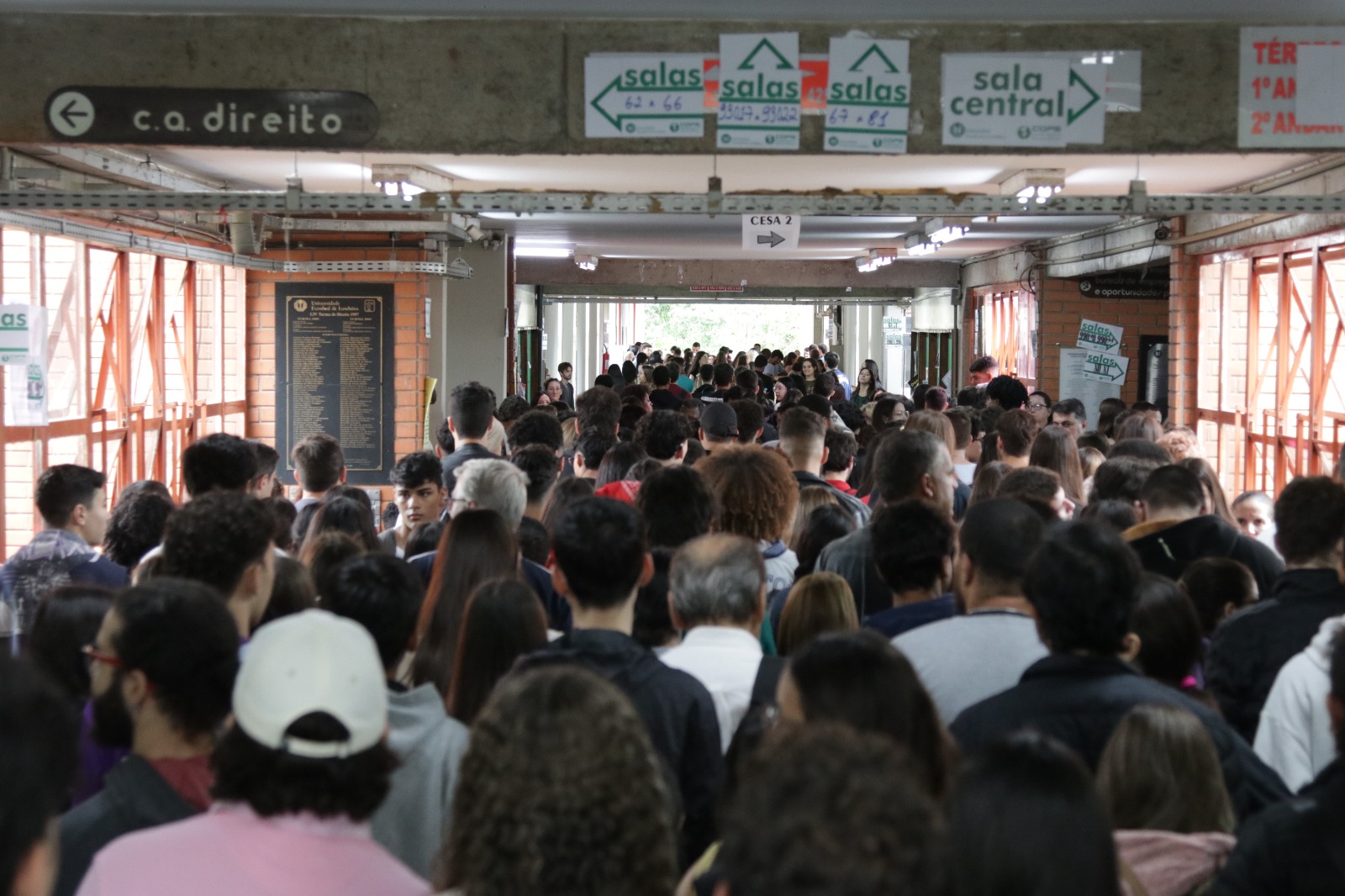 Mais de 17 mil candidatos fazem o vestibular da UEL a partir deste domingo