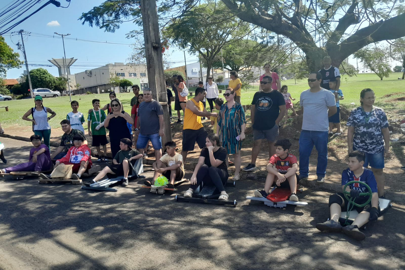 Competição de carrinho de rolimã marca Dia das Crianças em escola estadual de Londrina