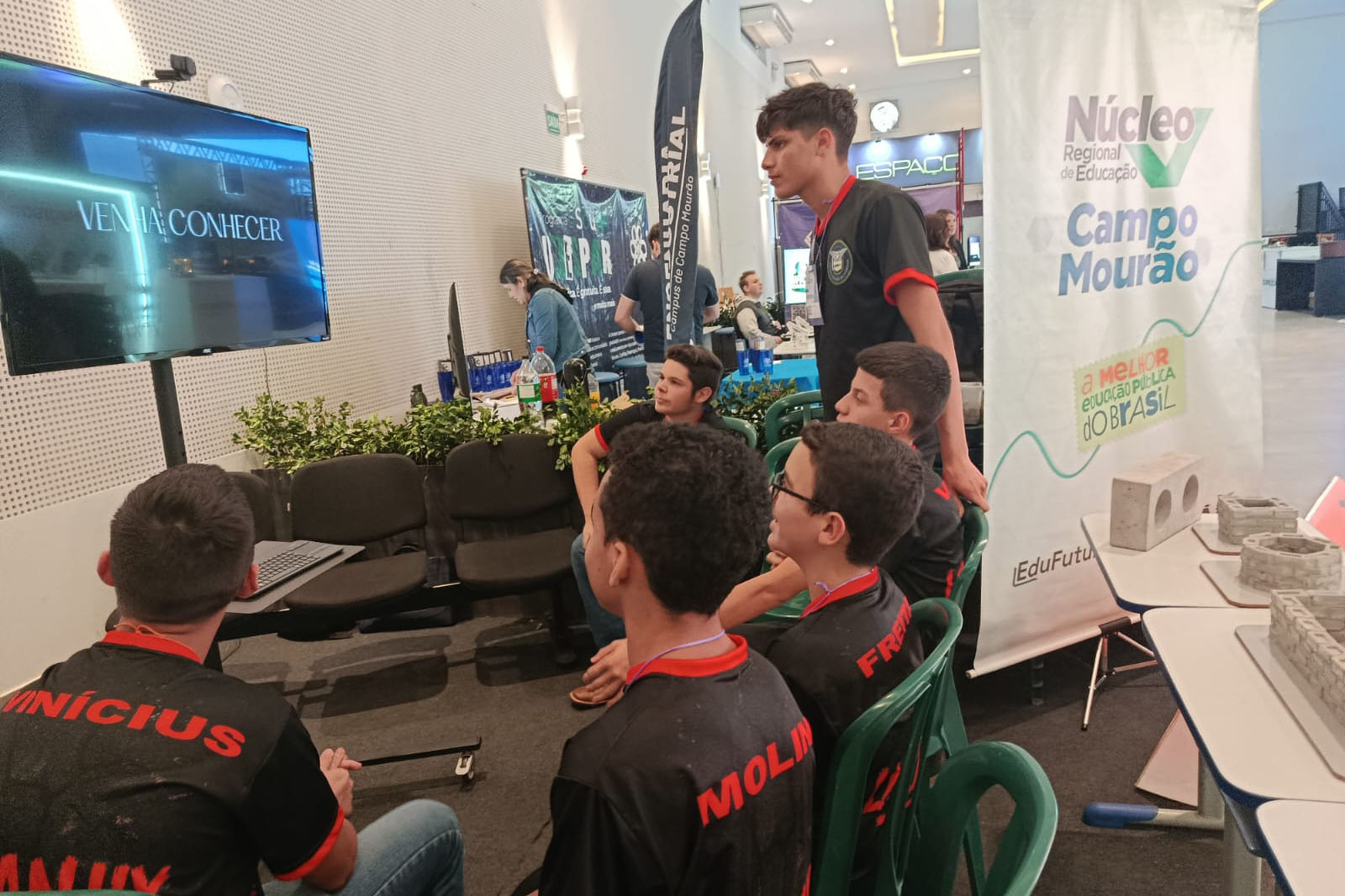 Alunos transformam casca de laranja em material de construção sustentável