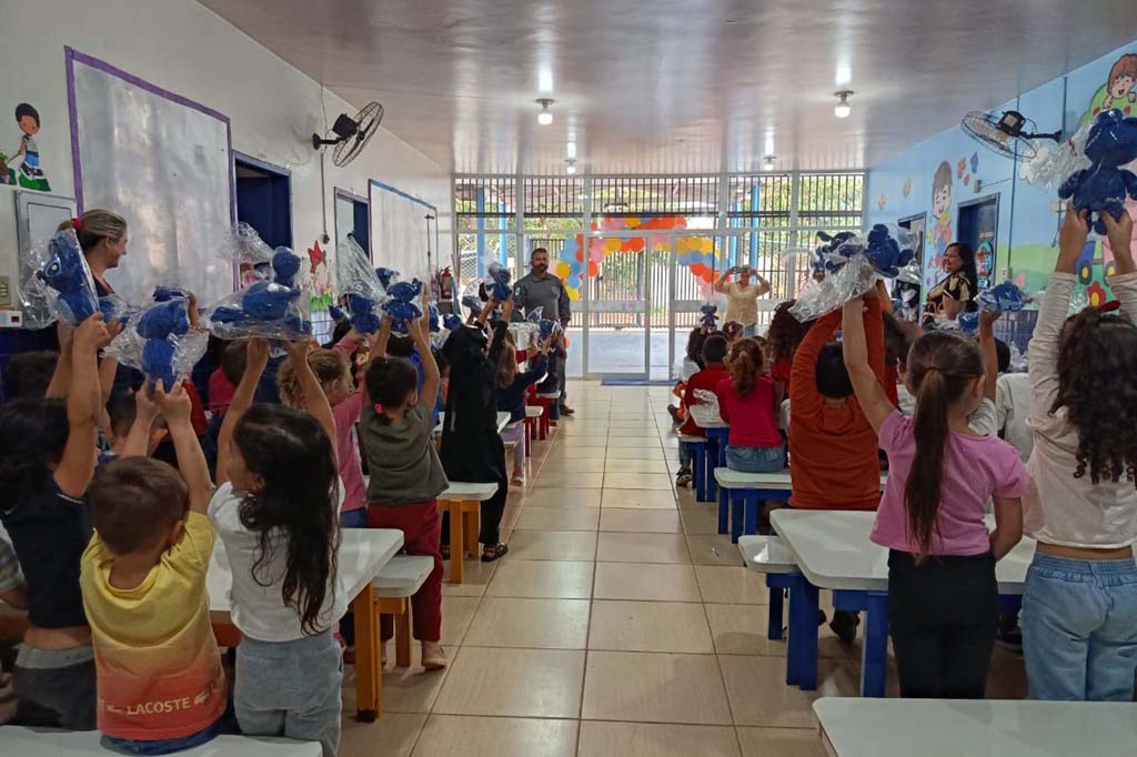 Crianças de Foz do Iguaçu recebem mais de 4 mil bonecos feitos por pessoas privadas de liberdade