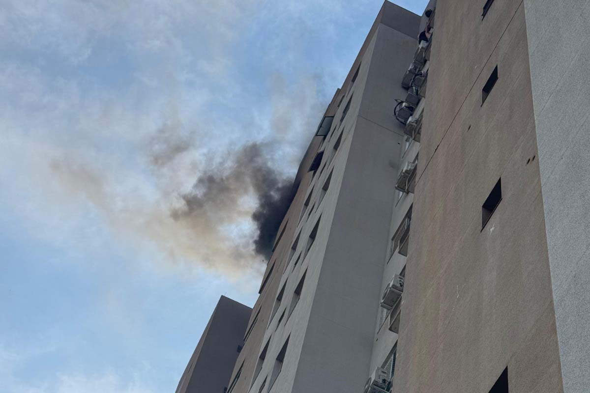 Bombeiros de Cascavel resgatam vítimas de incêndio em apartamento no 13º andar
